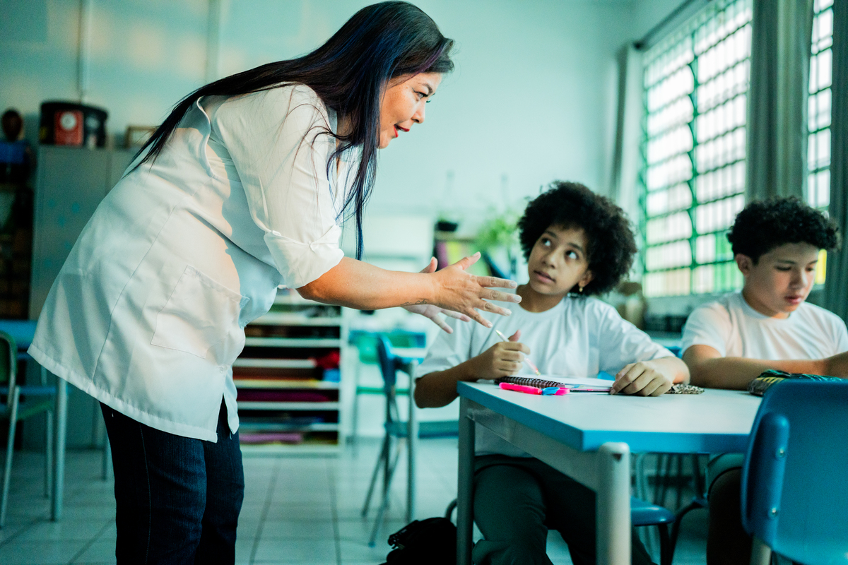 老师 热爱孩子 对孩子很细心