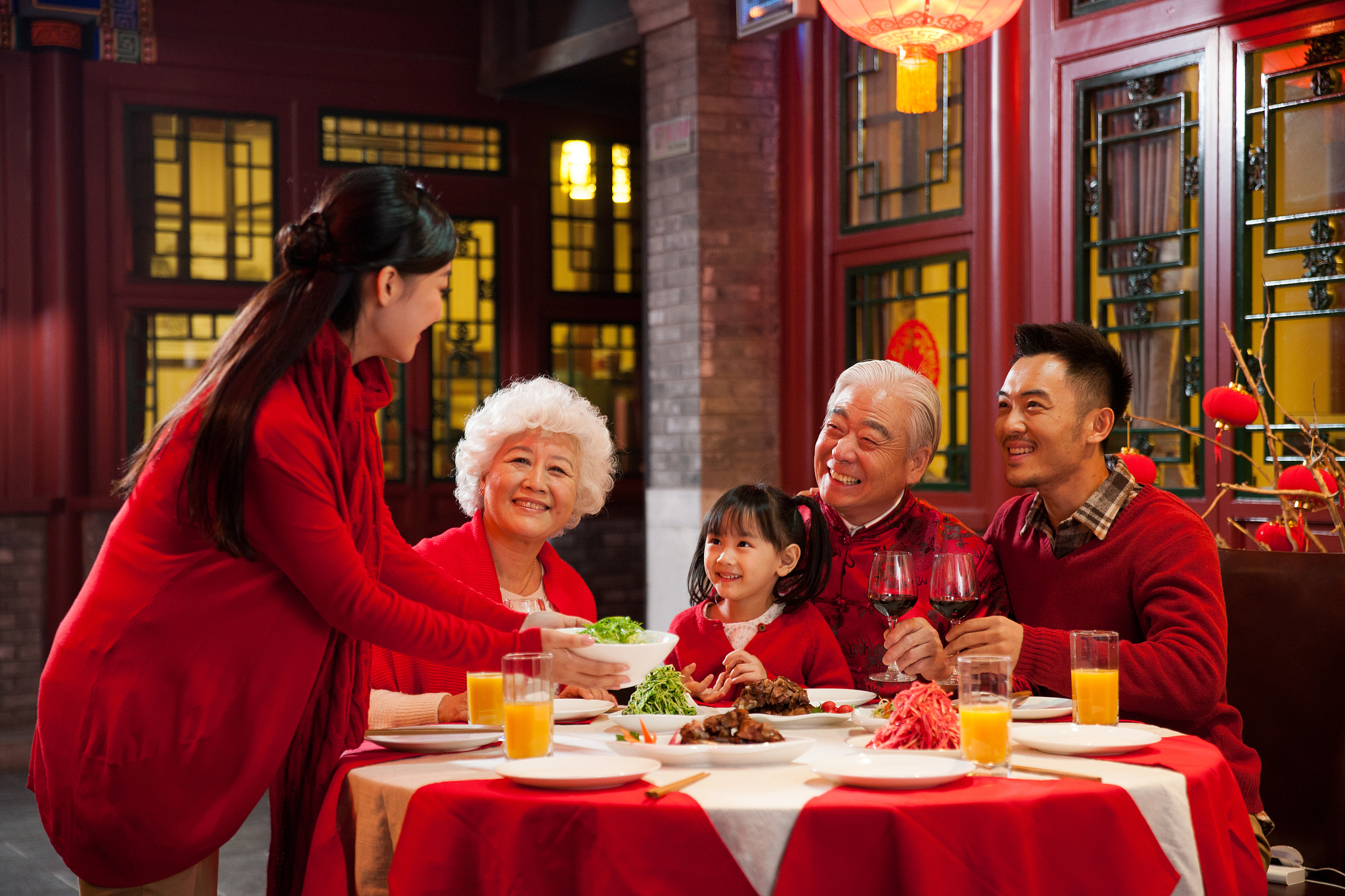 佛山除夕夜吃年夜饭改写这一段：写一个记叙文第一人称生成一段体现春节的气氛
