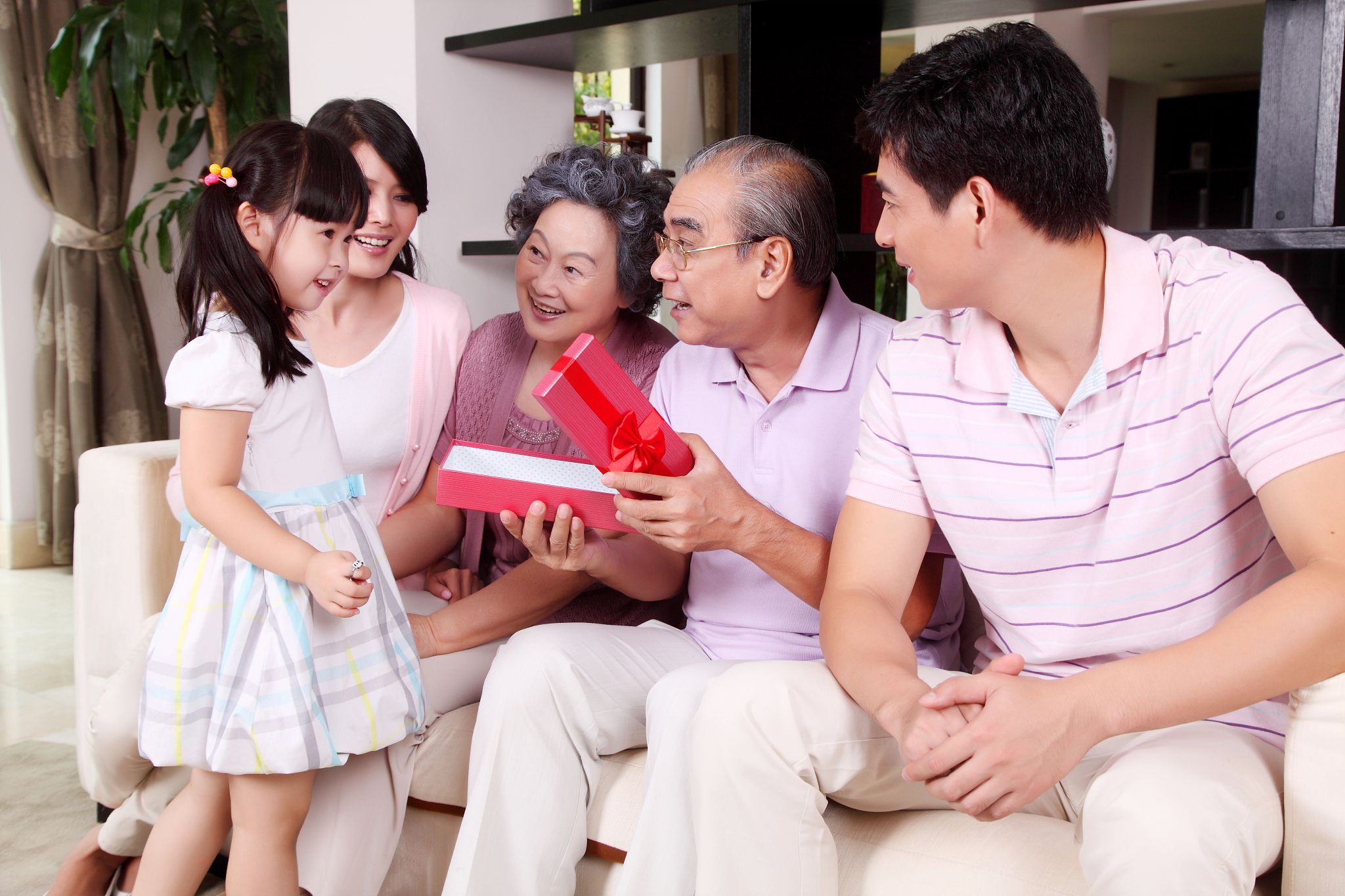 揭秘!弟弟为何总爱潜入姐姐的房间?背后的原因竟如此暖心!