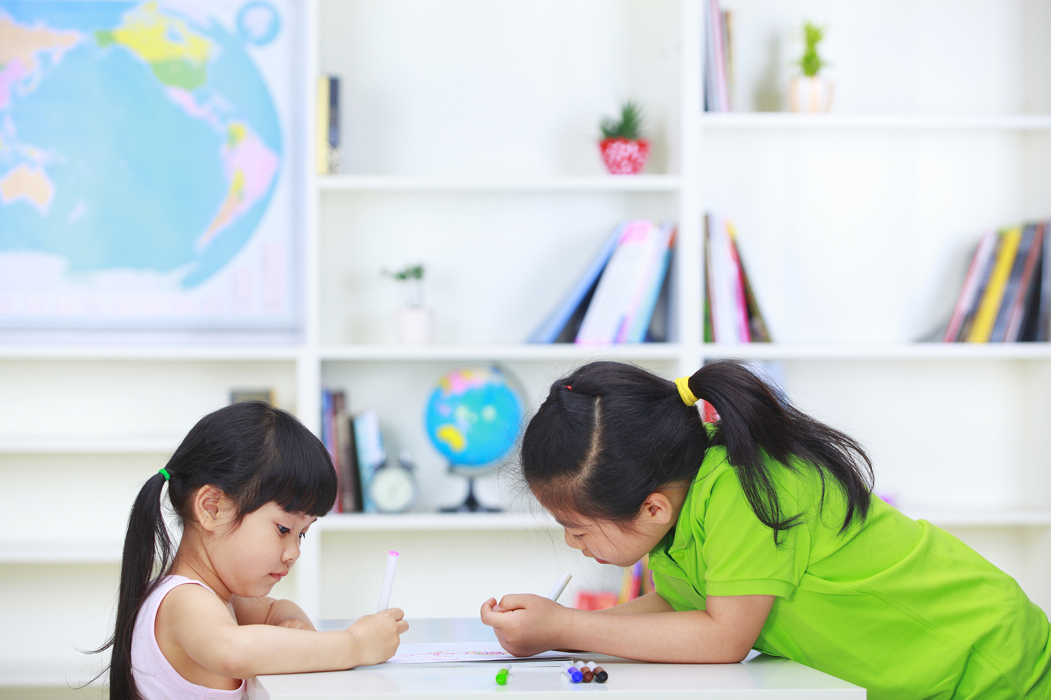 如何提高孩子专注力1 建立良好的学习环境：为孩子创造一个安静、整洁、舒适的学习环境不要让孩子在嘈杂、杂乱的环境中学习。2 培养孩子的兴趣：让孩子学习自己感兴趣的事物可以提高孩子的学习热情和专注度。3 制定合理的学习计划：制定合理的学习计划让孩子在有规律的学习中培养专注力。4 鼓励孩子多做运动：适当的运动可以缓解孩子的压力提高孩子的注意力和专注力。5 培养孩子的自控力：教育孩子自我控制和自我约束让孩