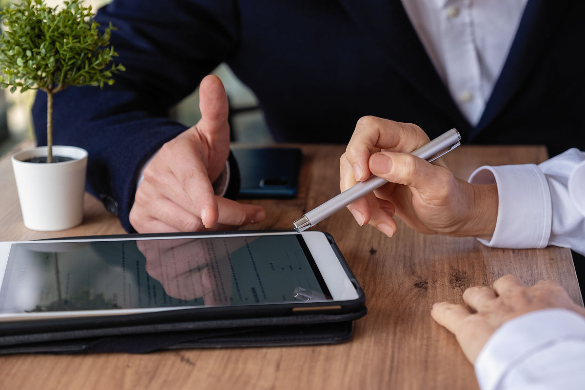 合同条款风险分析：指标体系、成因及定性描述