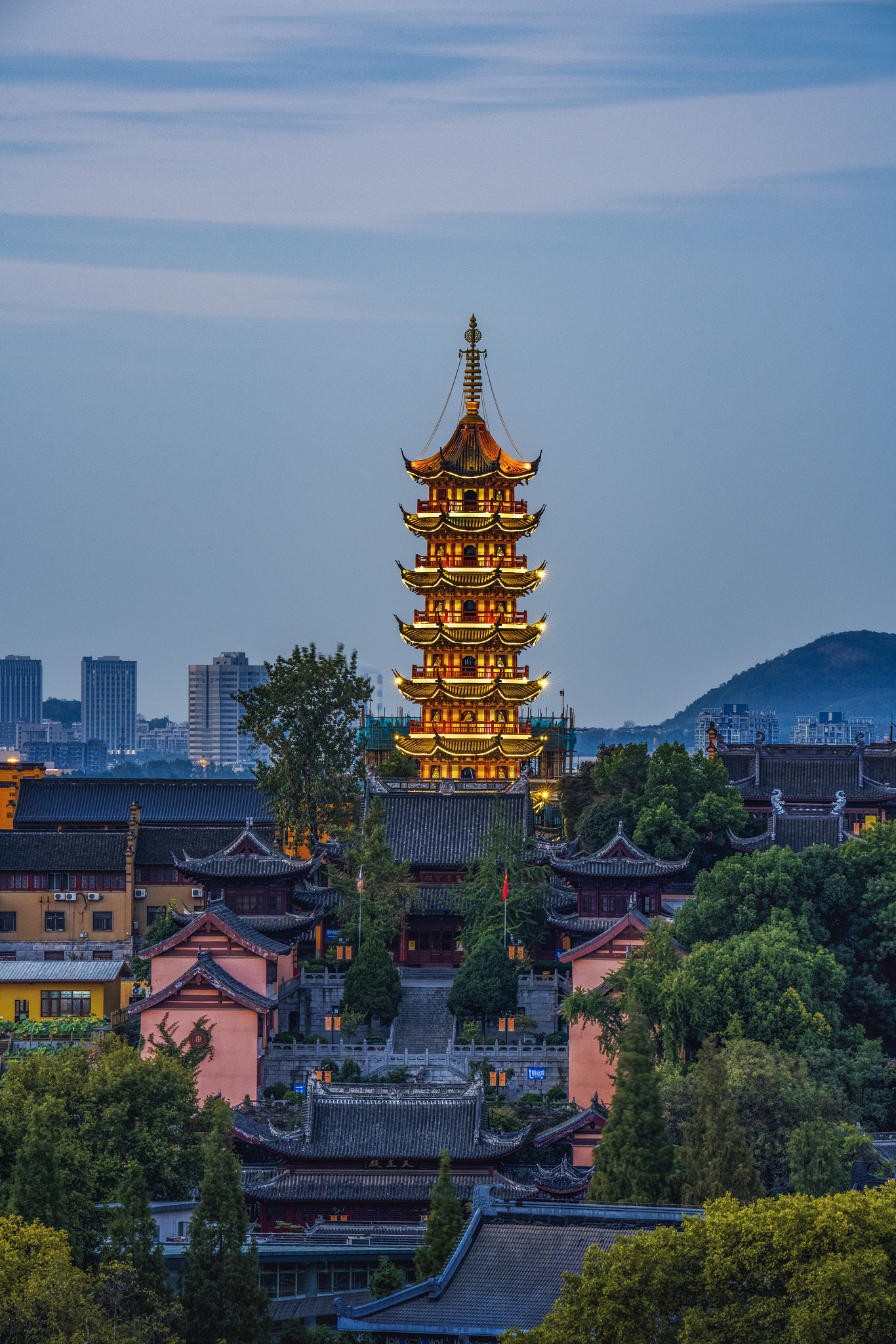 华灯初上鸡鸣寺