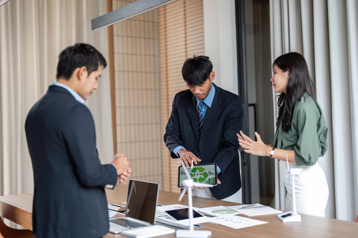 今天在实习的单位学生跟公司的员工发生了冲突我