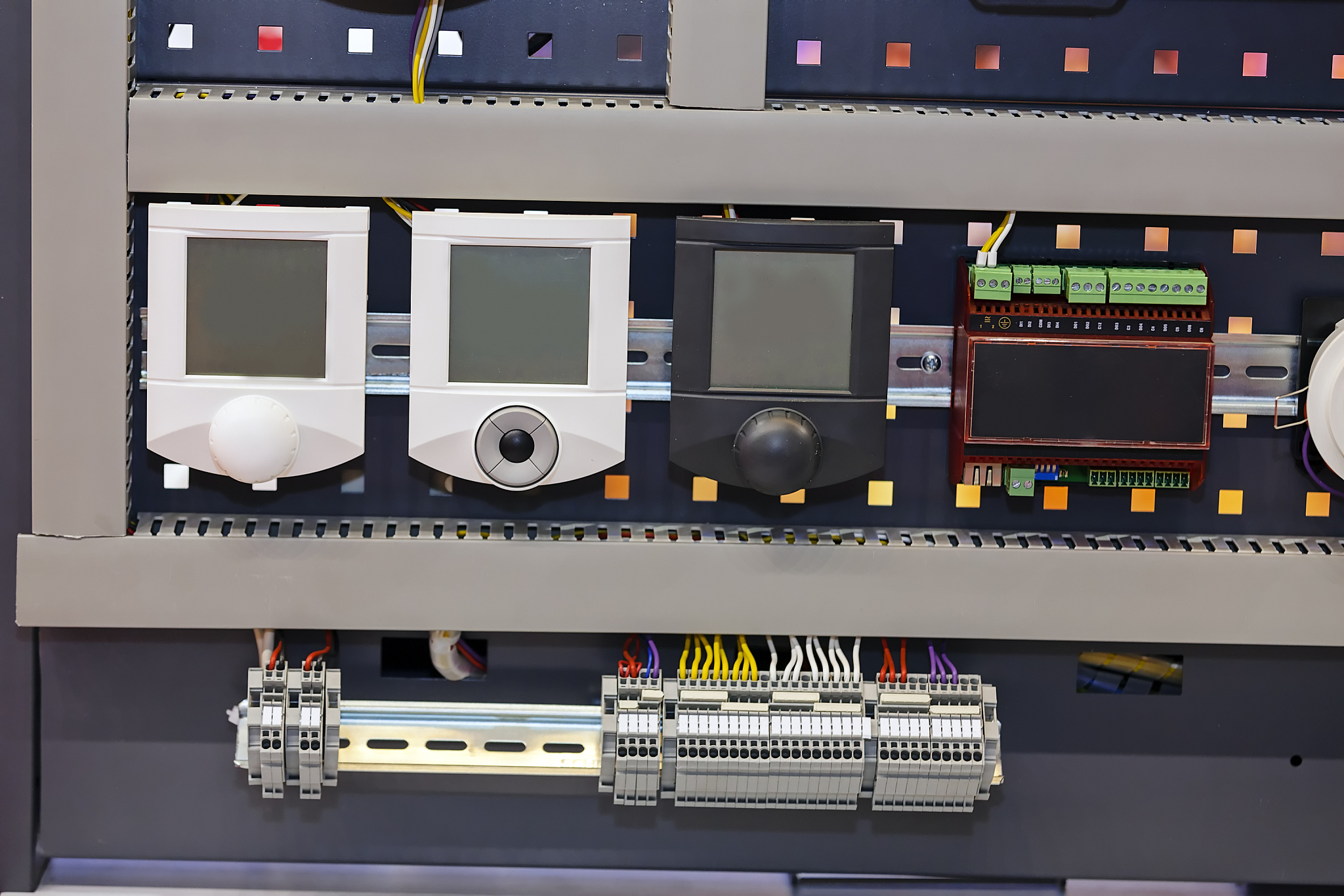 自动扶梯保养现场当主开关Q21关闭时__________有电 检修插座 照明插座 梯级涨紧链开关 扶手照明