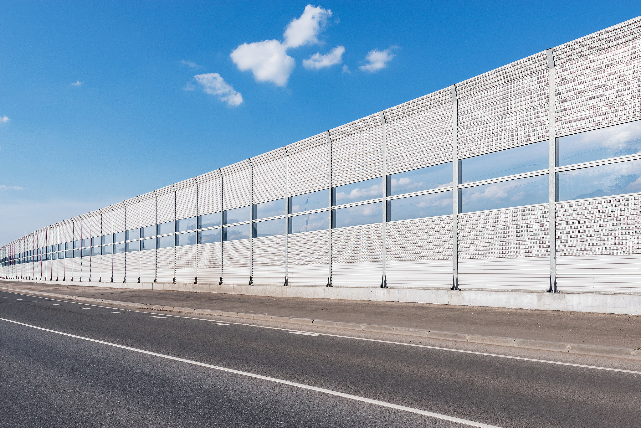 道路交通全封闭声屏障概述：类型、优势、挑战及未来趋势