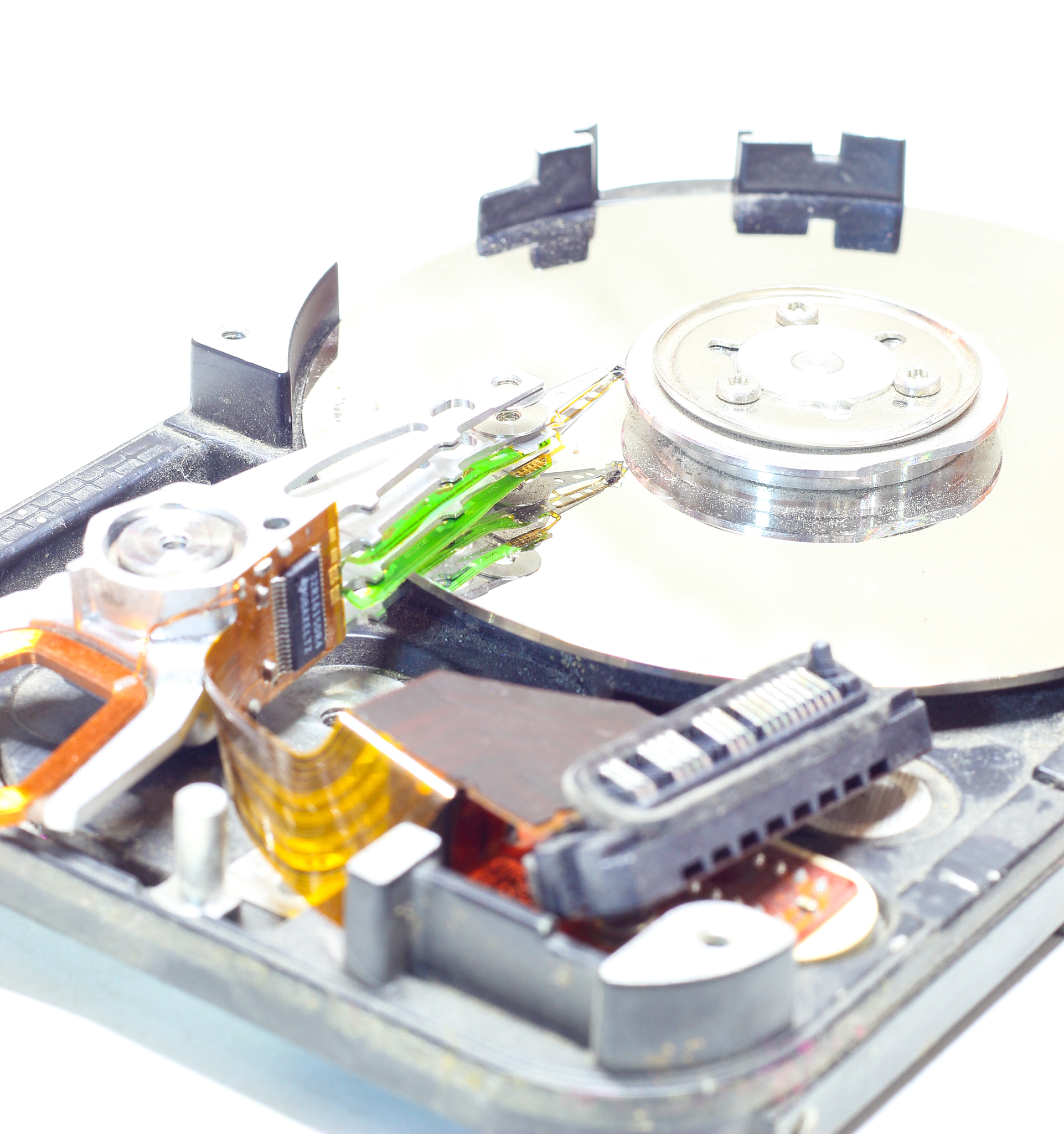 请用1500字总结你刚刚提到有关关于巨磁阻效应在电脑硬盘磁存储的这十篇文献内容包括背景问题方法分析案例结论六个方面