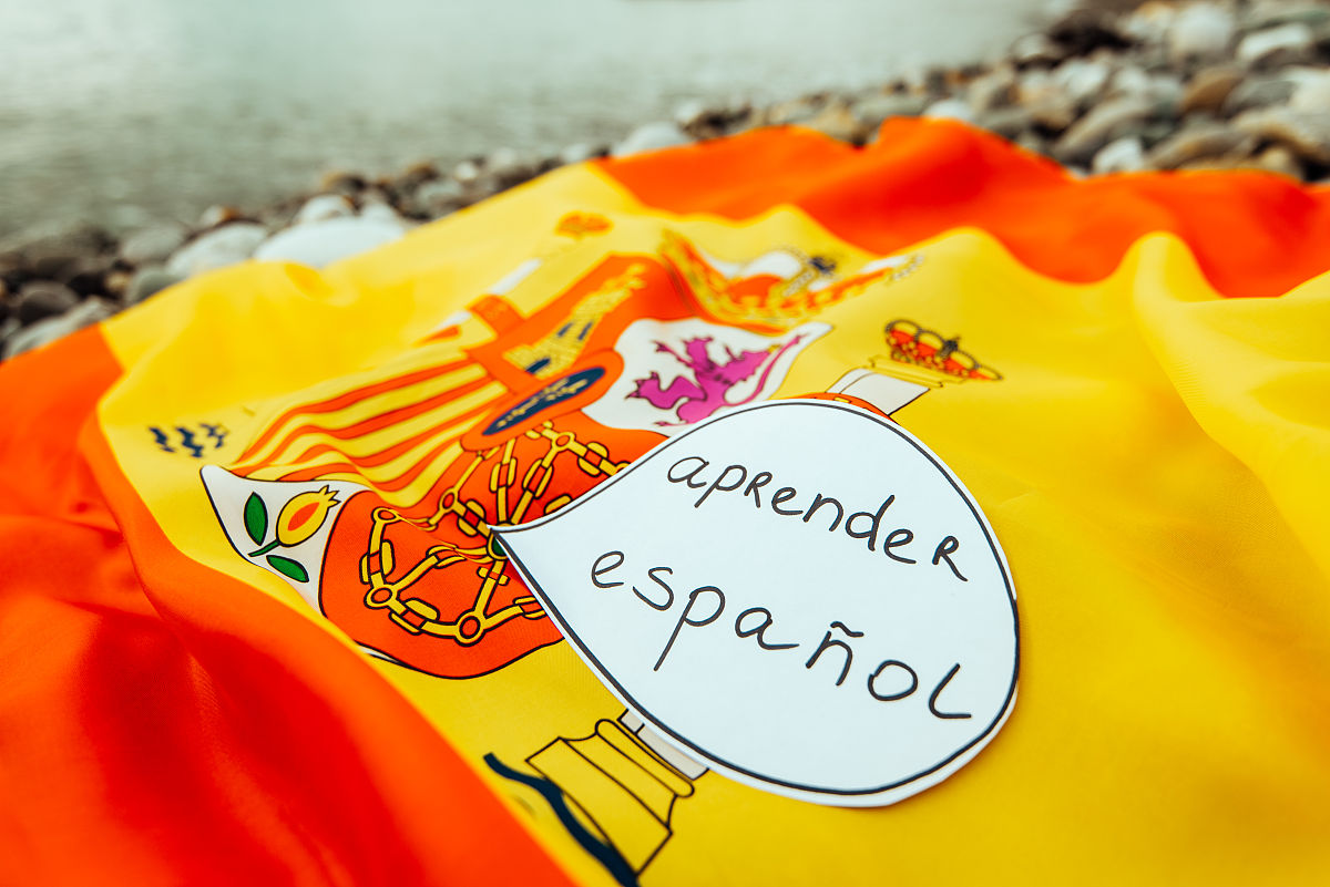 关键词：西班牙；中文教育；中西方文化交流；本土化 翻译成西班牙语