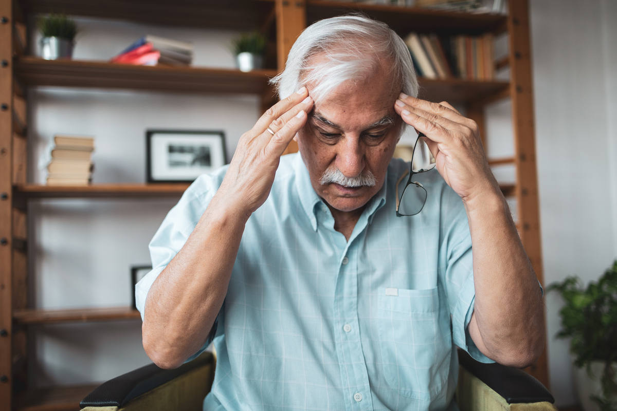 中风症状：突然发作的头晕、头痛、麻木或无力