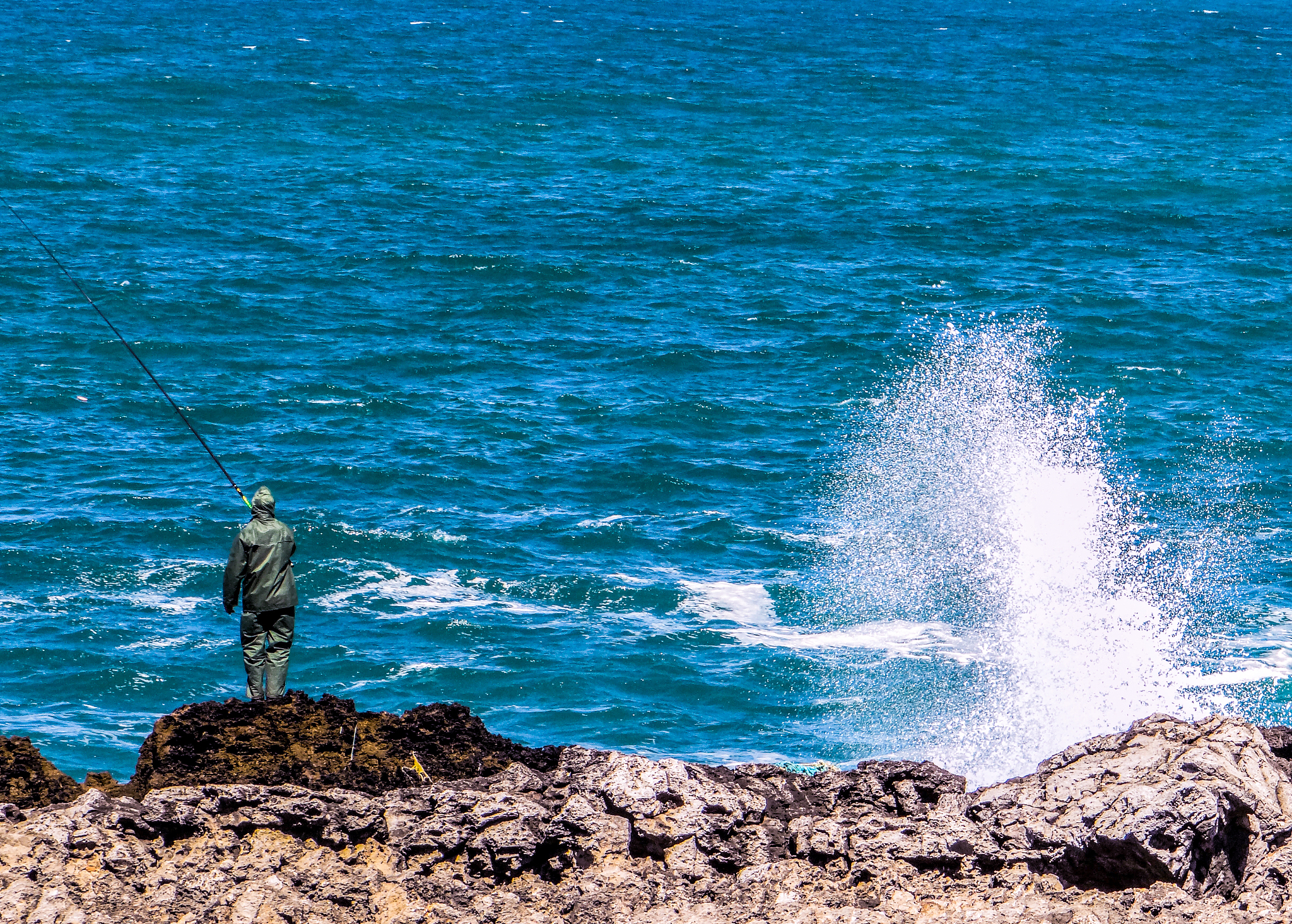 赞美《老人与海》中的圣地亚哥：坚韧不拔的渔夫精神