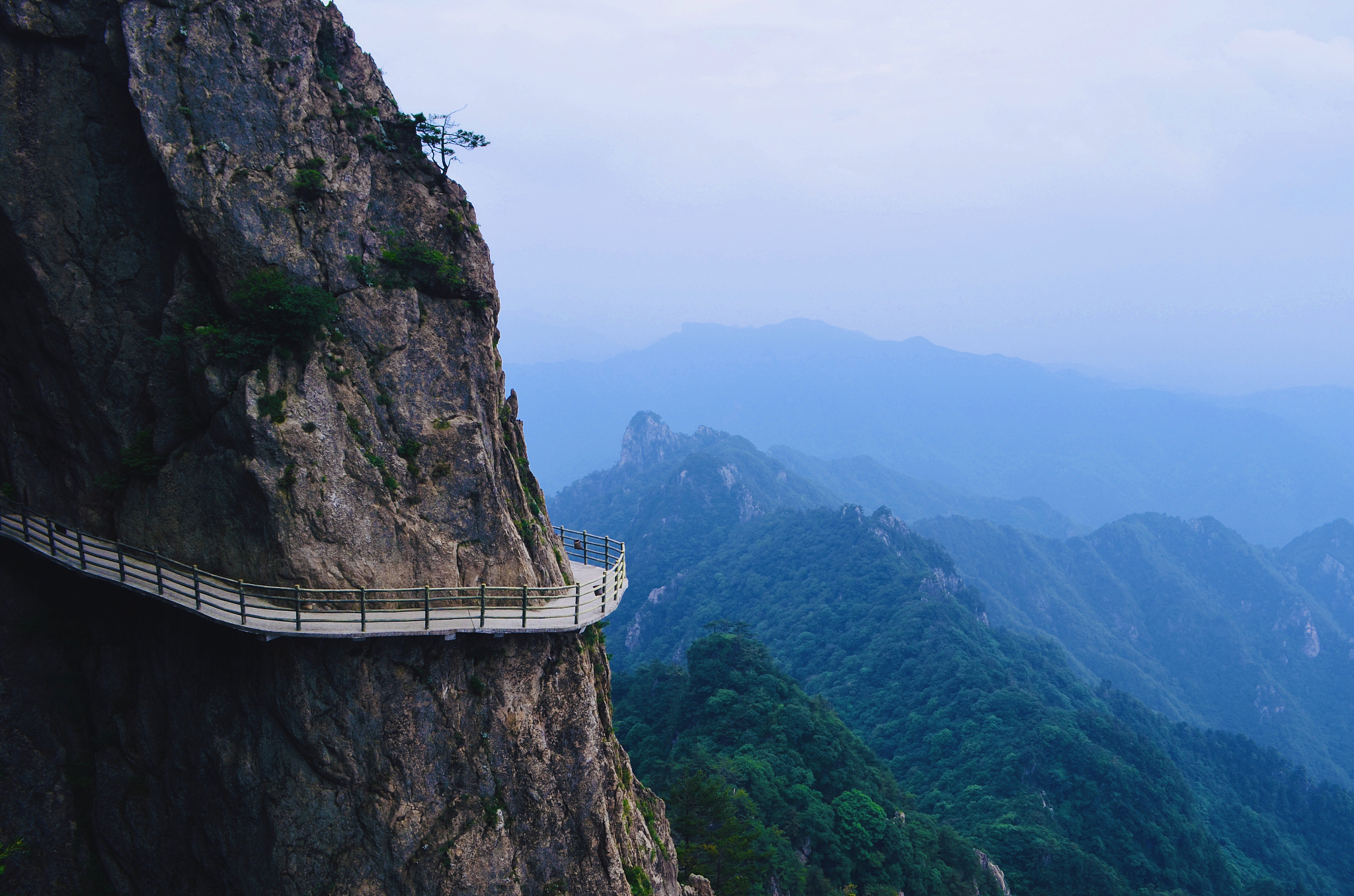 老君山海拔高度 - 雅安名山县的巍峨山峰