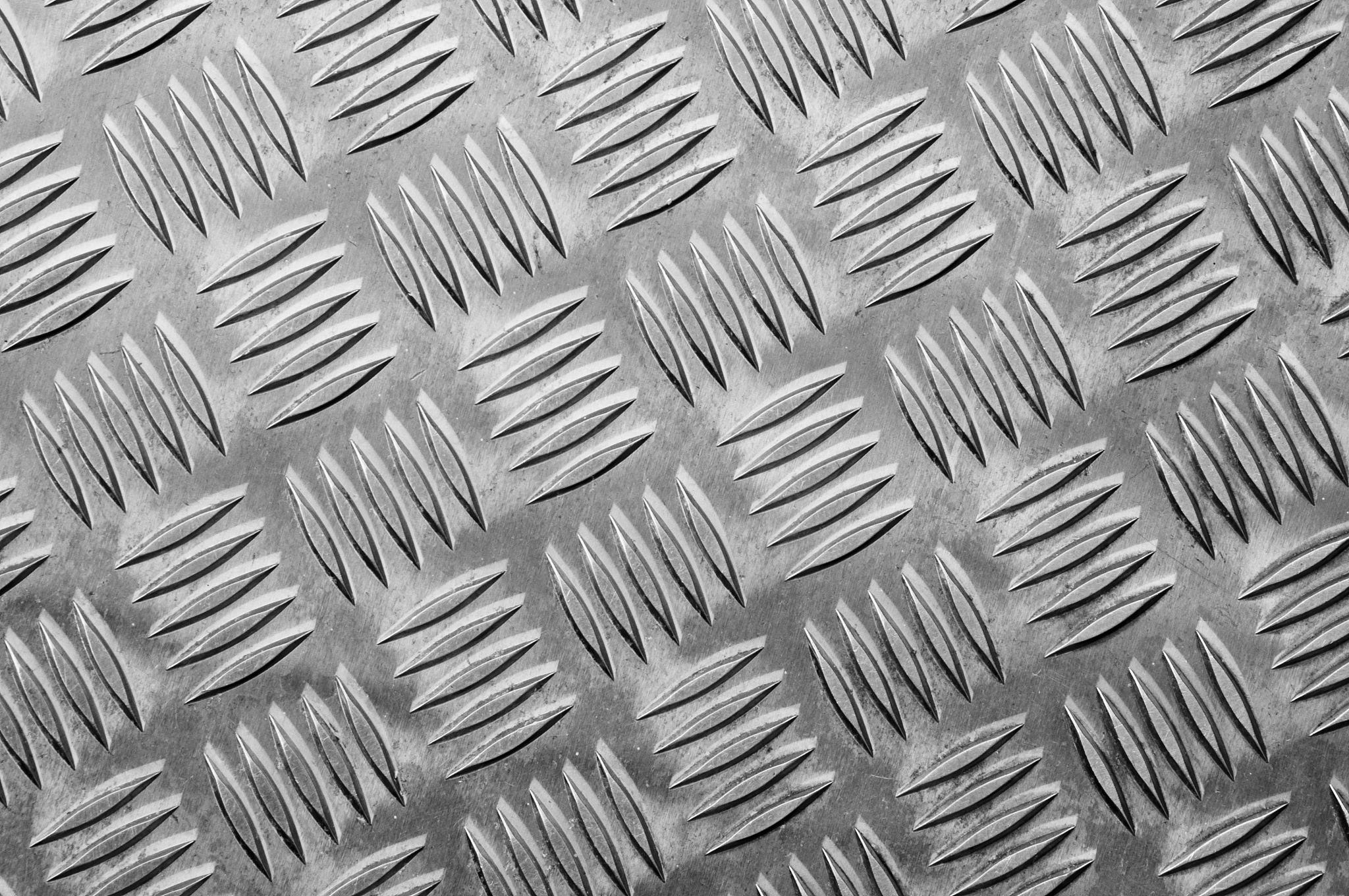 花纹钢板和普通钢板的区别：用途、外观、加工难度和价格