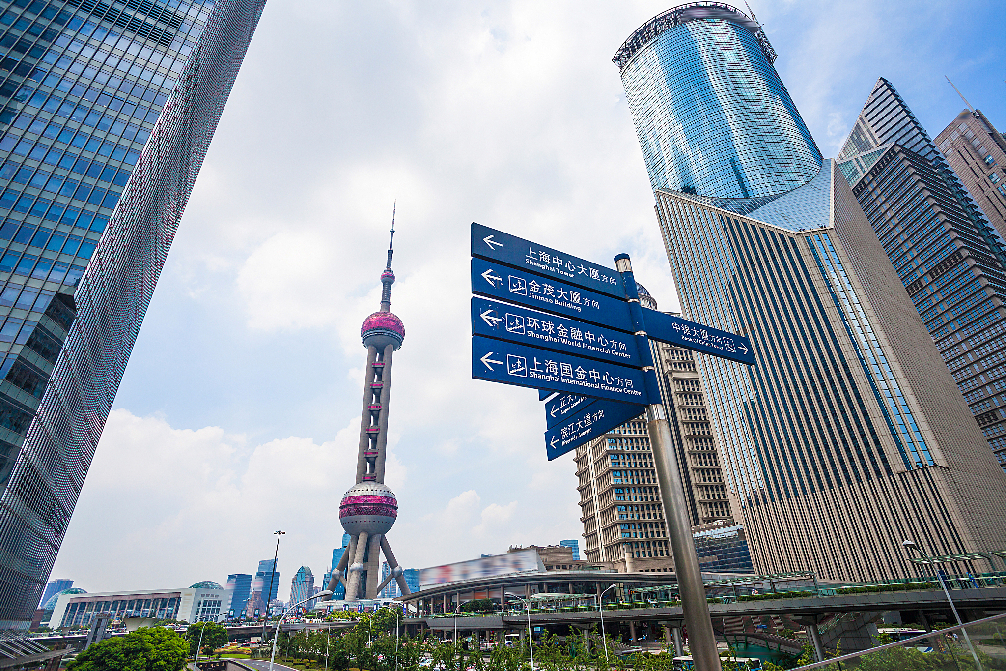 写一份3000字的关于上海的报告