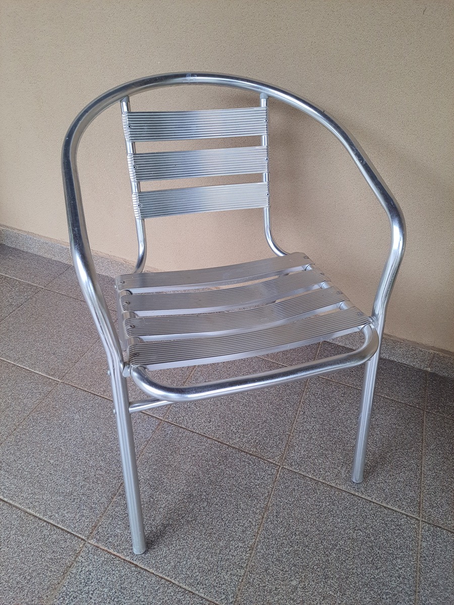 给我一个米奇椅的形容不锈钢和马鞍皮的材质做工精细 限制120字