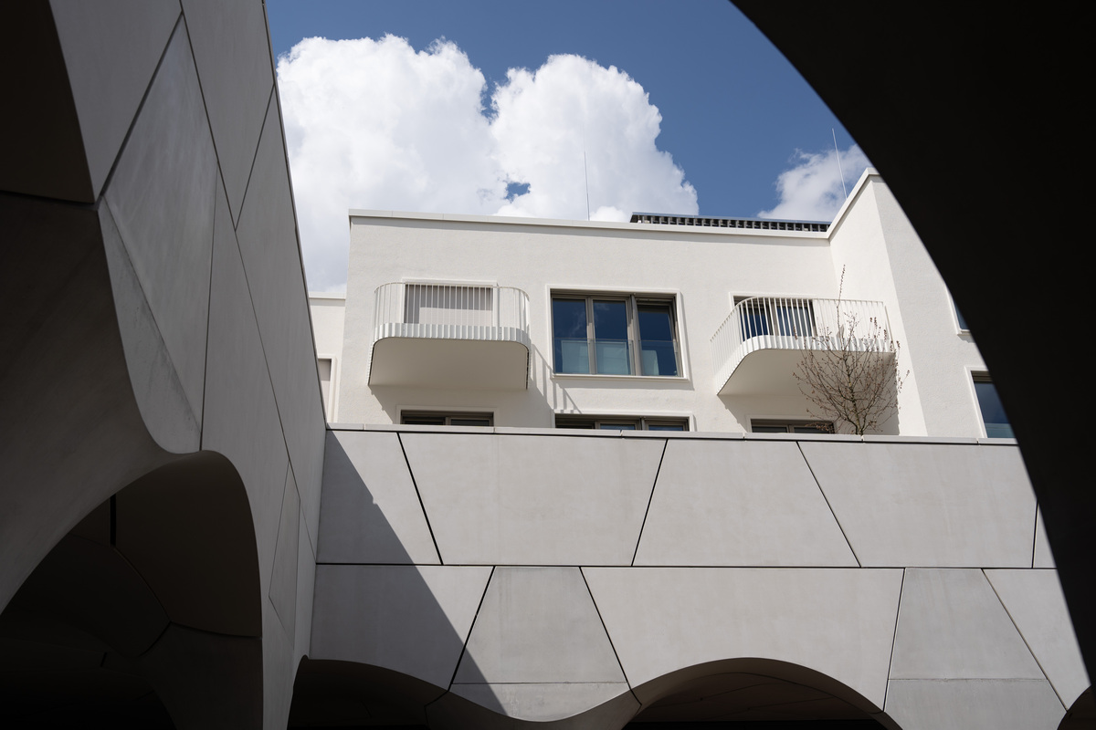 建筑风格差异比较：设计理念、形式、材料和装饰