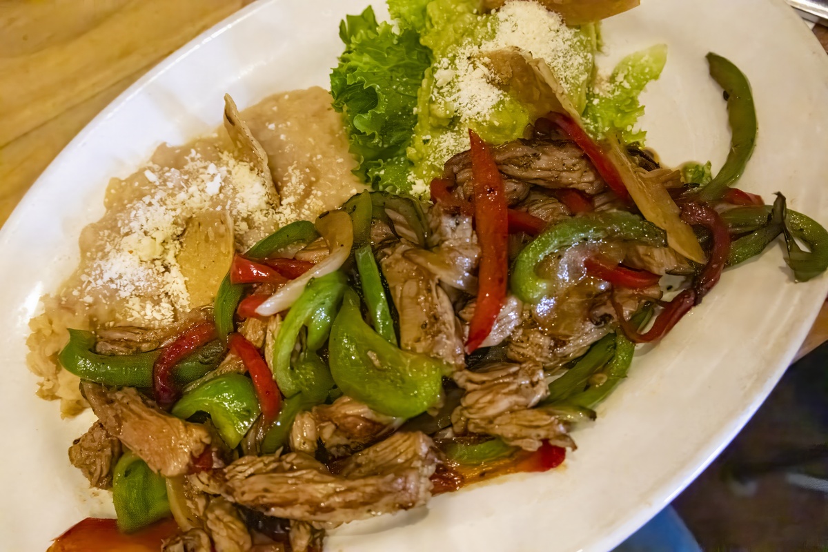 周末时，爷爷还会耐心地教我做菜
手撕鸡、苦瓜炒牛肉、白萝卜鲫鱼汤......
这些菜肴如同珍珠般串联起我们的亲情

换成文艺的说法