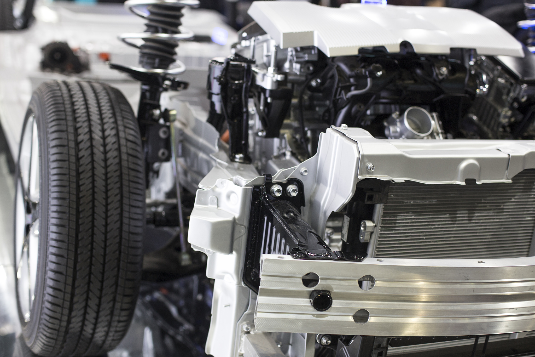 对以下内容使用不同的表达方式重新进行复述相似度在40以下： 为电池系统生热量的修正系数在动力电池系统放电状态下一般取 135动力电池系统充电状态下一般取 106。