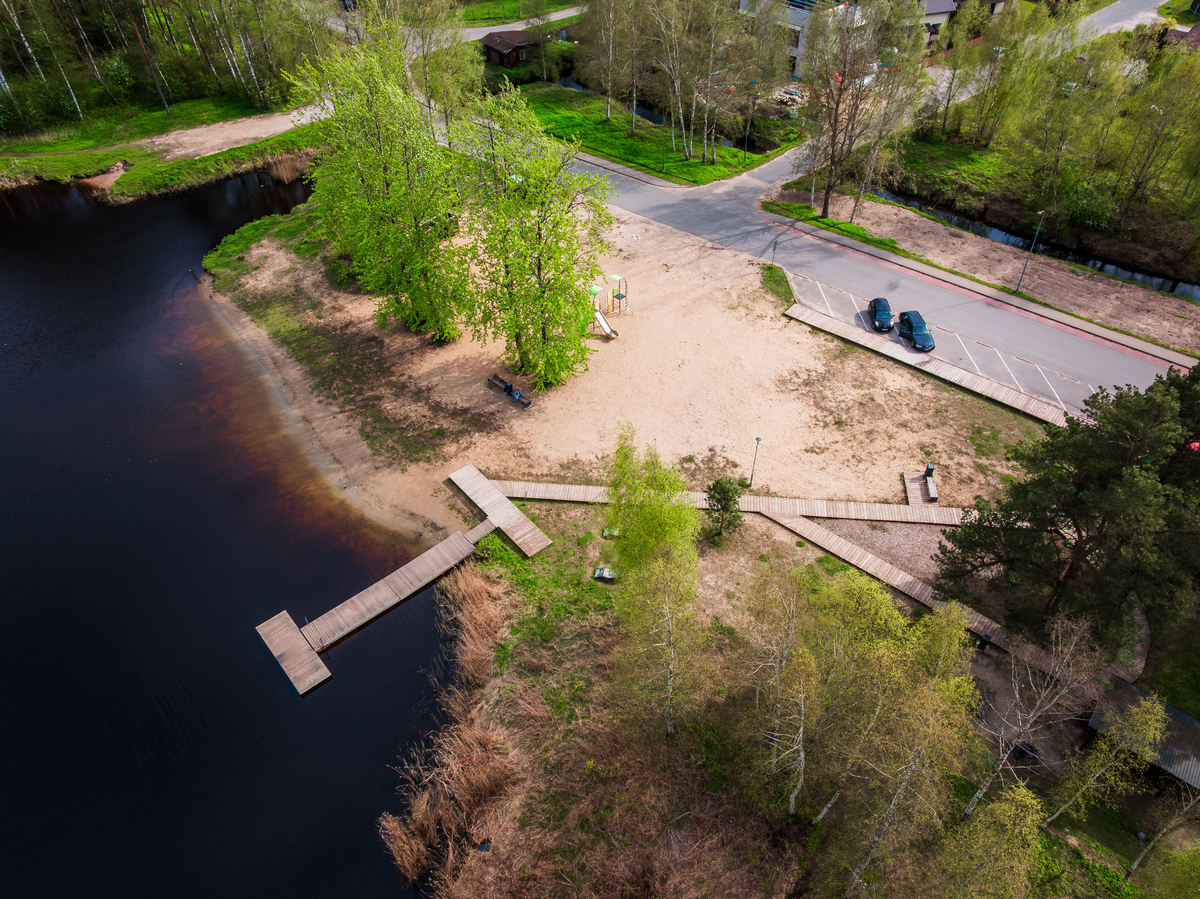 概念阐述及界定中应明确对景观视觉资源管理的概念和管理的核心内容解决哪些方面的问题美国国家公园管理局的景观视觉资源培训手册中也对其给出了定义：视觉资源由是可见的物理特征构成包括地形、地貌、植被、水、建筑等。这些特征共同构成了视觉景观而风景则是由这些视觉资源组合而成通常会给观众带来愉悦的视觉体验。因此本文将景观视觉资源与风景资源或景观资源视为同一概念的不同表述前者更加强调视觉感受。