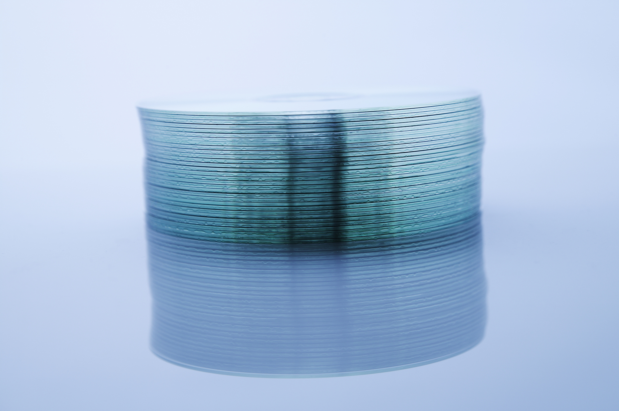 这篇科技文本的专业术语有哪些怎么用英文翻译：1引言熔石英玻璃作为典型的宽禁带介质材料广泛应用于制造光栅、真空窗口、屏蔽片和透镜等器件。为了实现高精度熔石英玻璃的批量制造国内外普遍采用磨削成形→精密研磨→超精密抛光的工艺流程。其中抛光加工作为光学材料精密超精密制造工序的最后一个步骤对元件的加工质量和表面完整性有着重要作用。传统的化学机械抛光技术通过化学能和机械能的耦合作用获得光洁平整的表面但由于工件