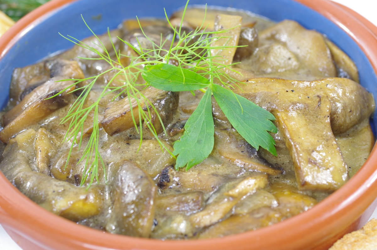 客家咸鸡文化传承与烹制方法研究