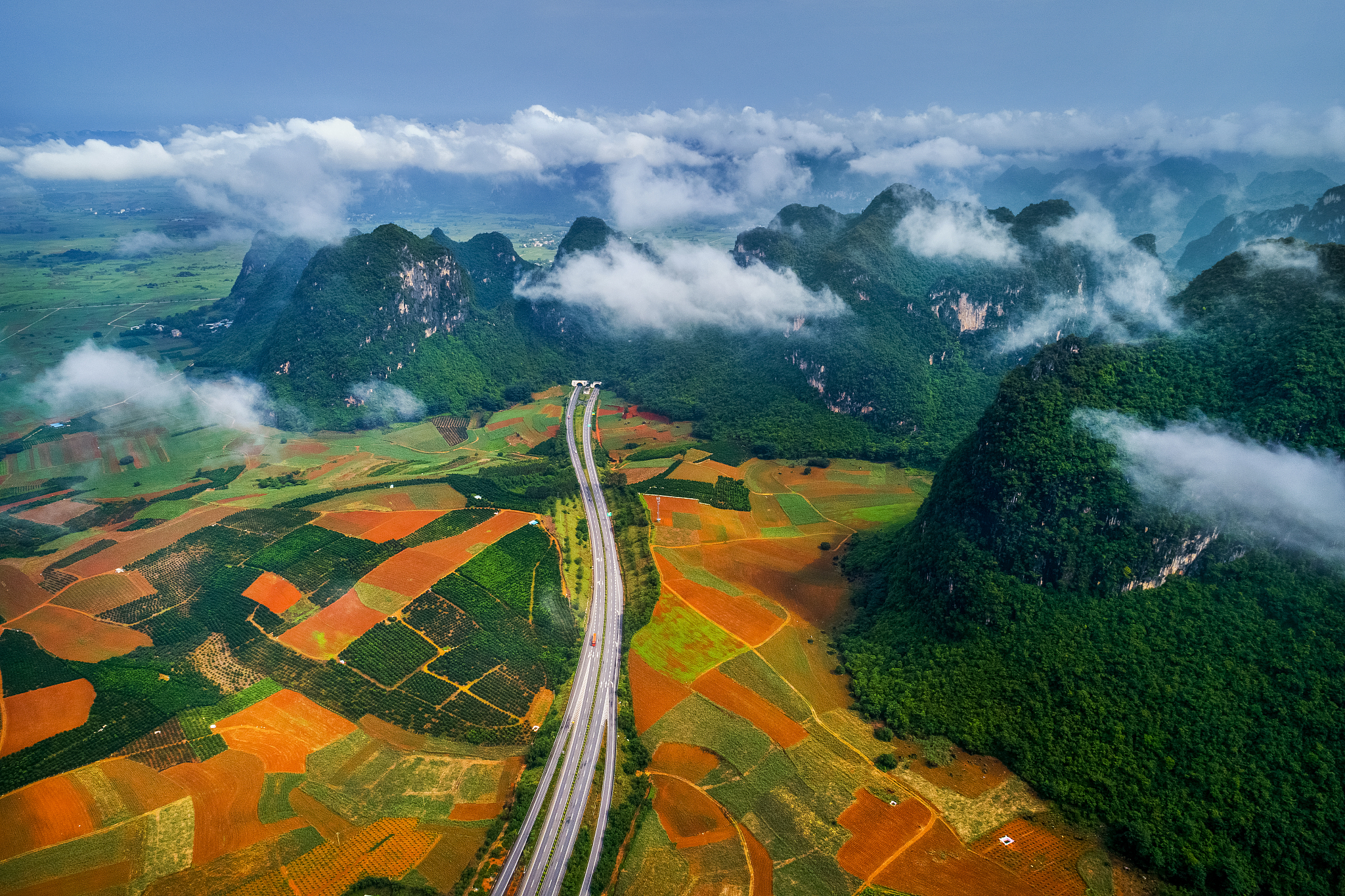 云贵高原盆地为什么可以发展城镇