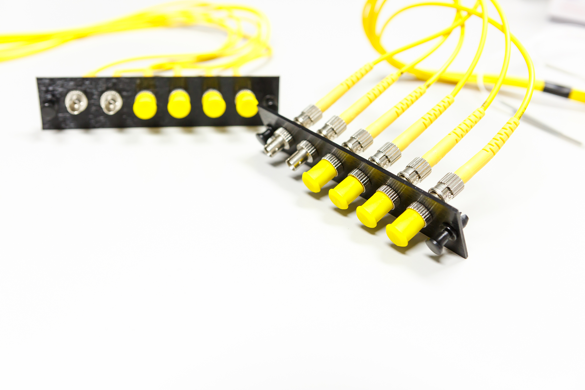 润色以下内容：随着光学元件都发展出带有光纤输入输出端光纤激光器实现全光纤化结构变得更容易了这让光纤激光器有着更低的传输损耗、更低的激光阈值和更高的光光转换效率。