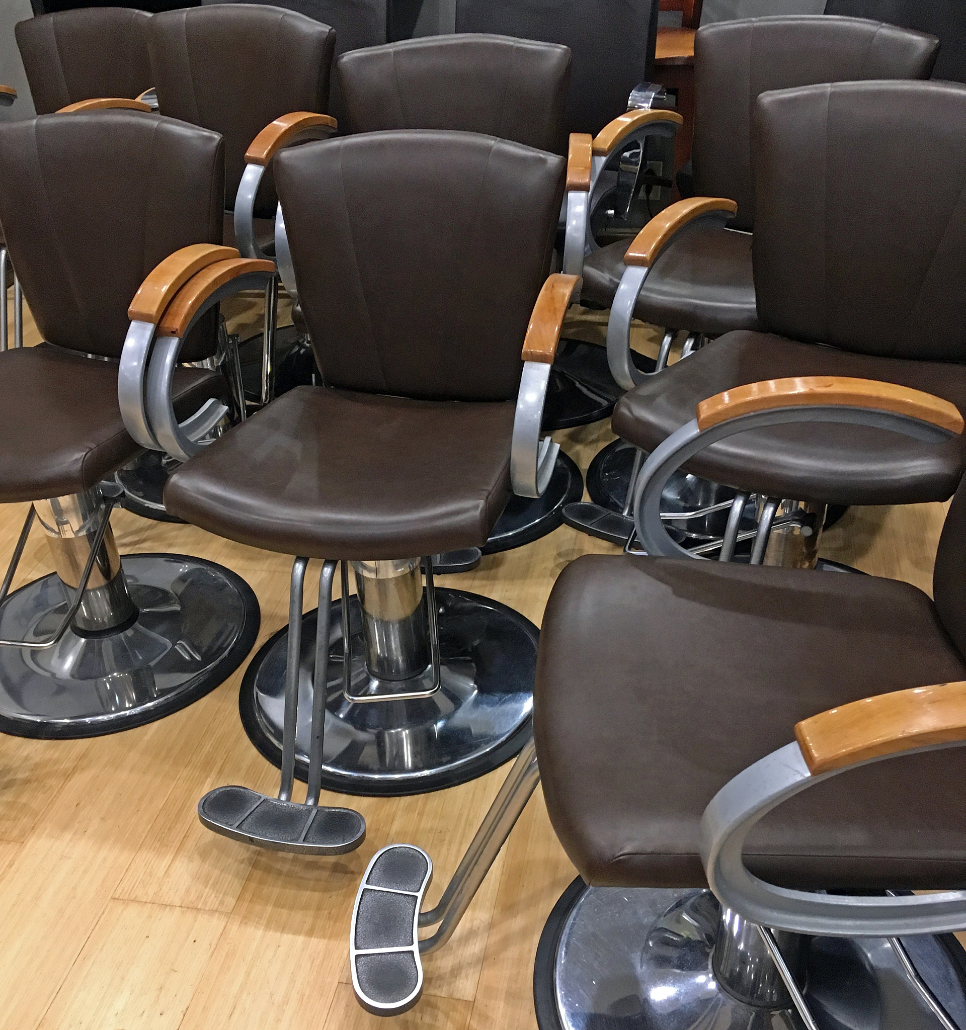 给我一个好评话术 形容这个椅子超级稳朋友抢着坐的那种 限制50字 带表情