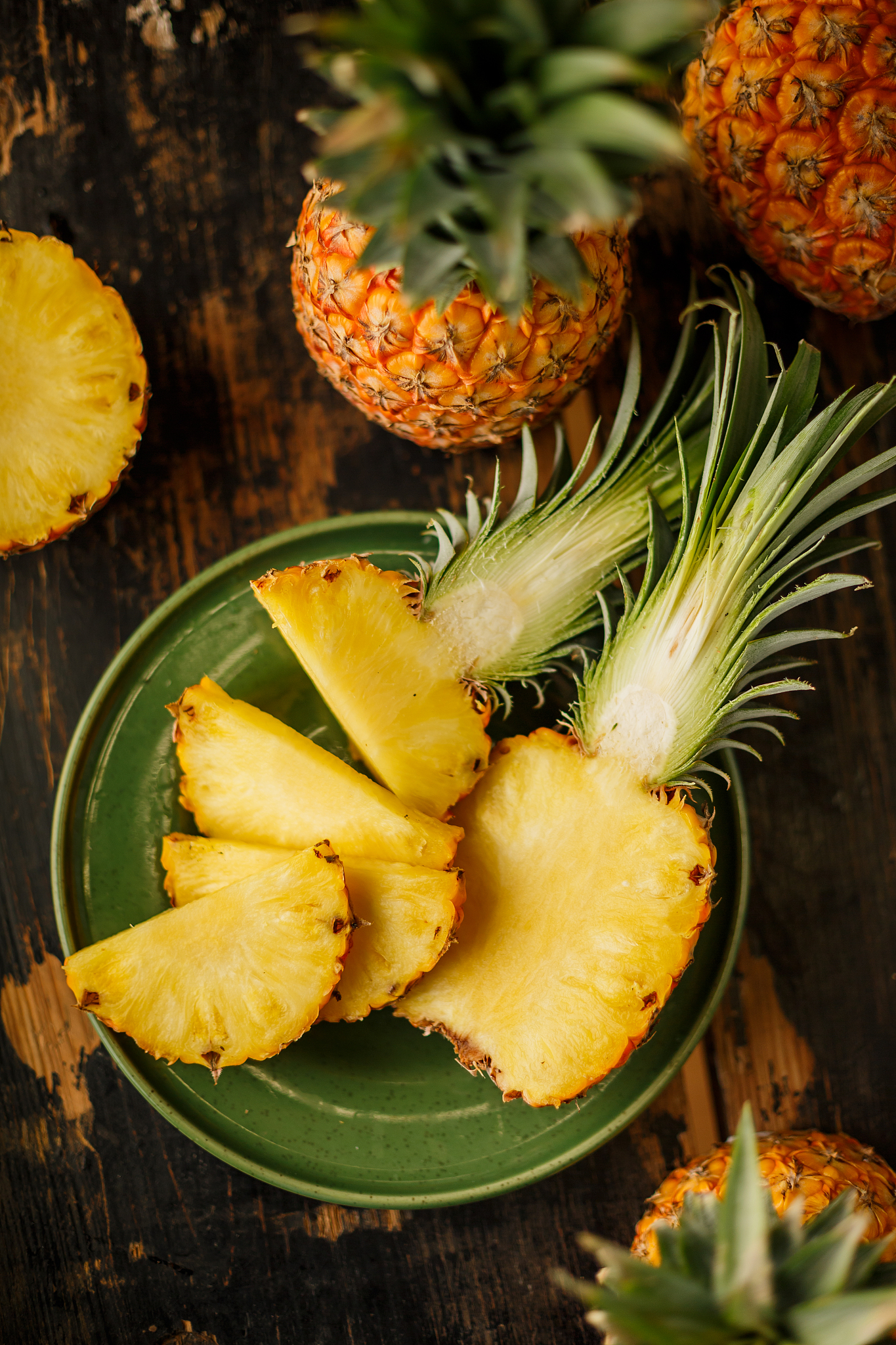 你好您好！有什么可以帮到您呢？菠萝为什么用盐沙？菠萝在切开后会分泌出一种酶叫做菠萝蛋白酶它能够分解蛋白质使菠萝变得更加柔软。但是这种酶可能会让菠萝变得过于柔软影响其口感和质量。因此一些人会在切菠萝前用盐或盐水浸泡一段时间以去除菠萝蛋白酶保持菠萝的口感和质量。同时盐也可以提高菠萝的甜度和风味。菠萝怎么处理更好吃？如果您想让菠萝更好吃可以尝试以下几个方法：1 选择成熟的菠萝。成熟的菠萝外表黄色有香气手