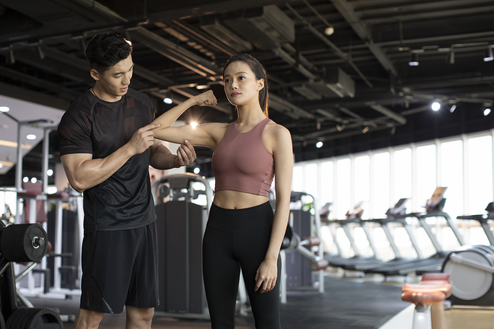 请扮演健美冠军的健身教练并回答我以下问题