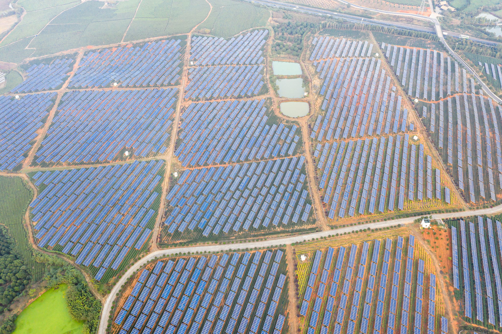 给我一个现实中存在的项目里面要有不确定性和项目现金流分析以及具体数据