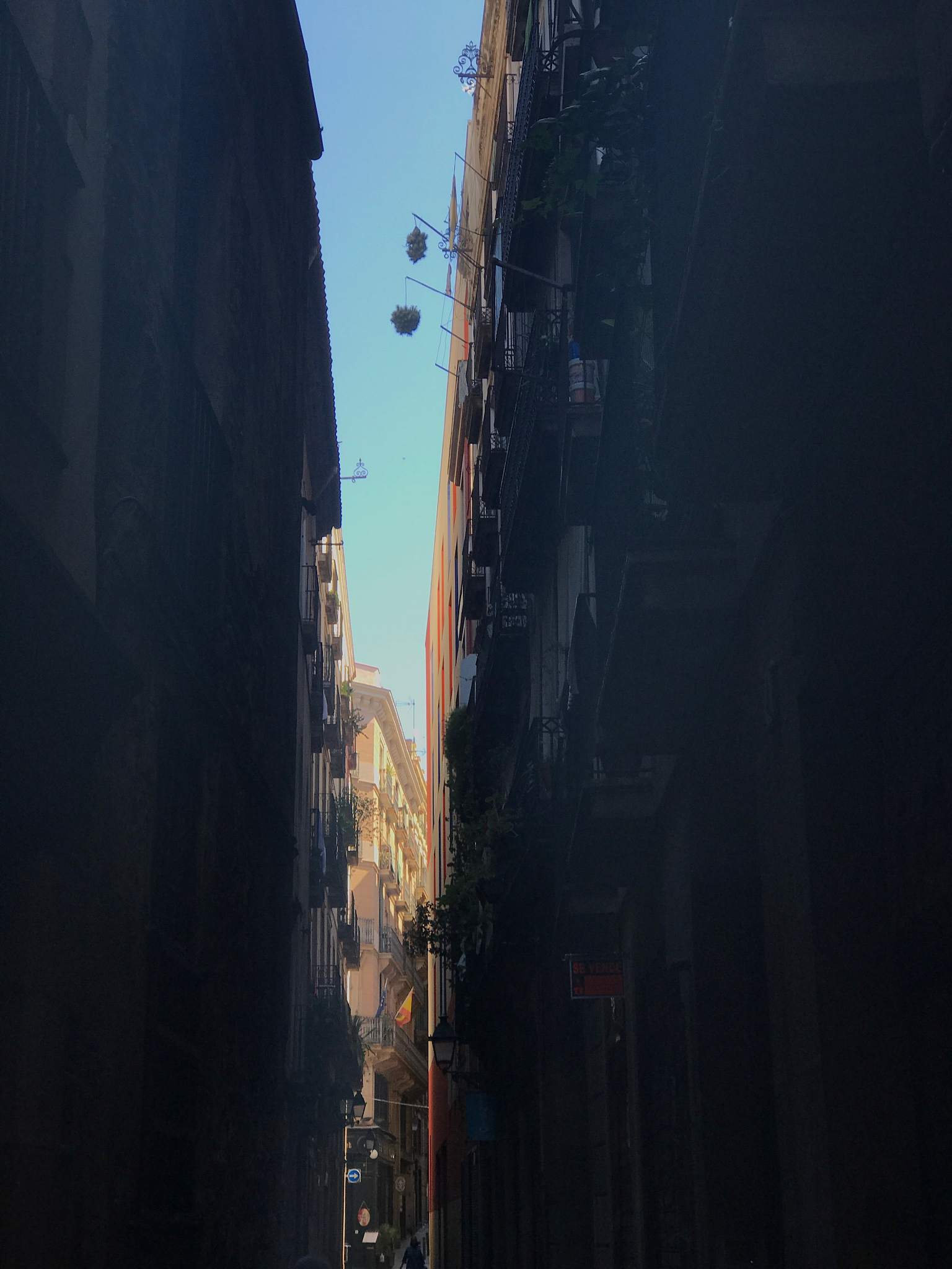 赛博朋克赛博朋克是指在科技高度发达的未来世界中人类与科技之间的矛盾和冲突所构成的一种文化风格。赛博朋克文化中科技已经深深地渗透到人类的生活和社会中但这种科技并不带来真正的幸福和安全感反而带来了更多的危险和不稳定性。人类被科技束缚着但又无法离开它赛博朋克文化中常常出现反乌托邦的色彩。在赛博朋克中人类已经变得更加自我中心和冷酷无情社会和政治体制也更加残酷和专制。同时赛博朋克文化中的人机融合、虚拟现实、