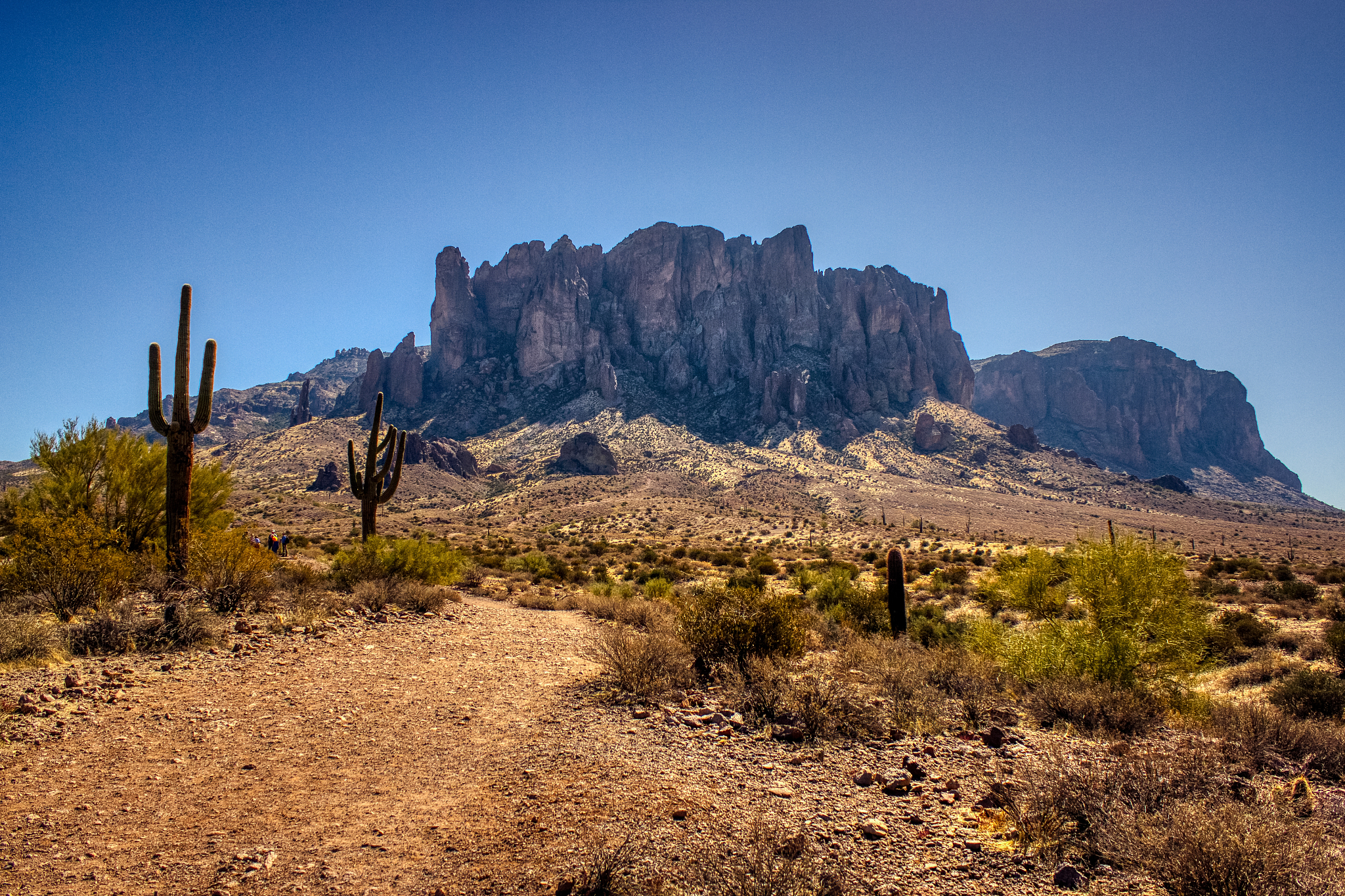 trail to superstition mountains