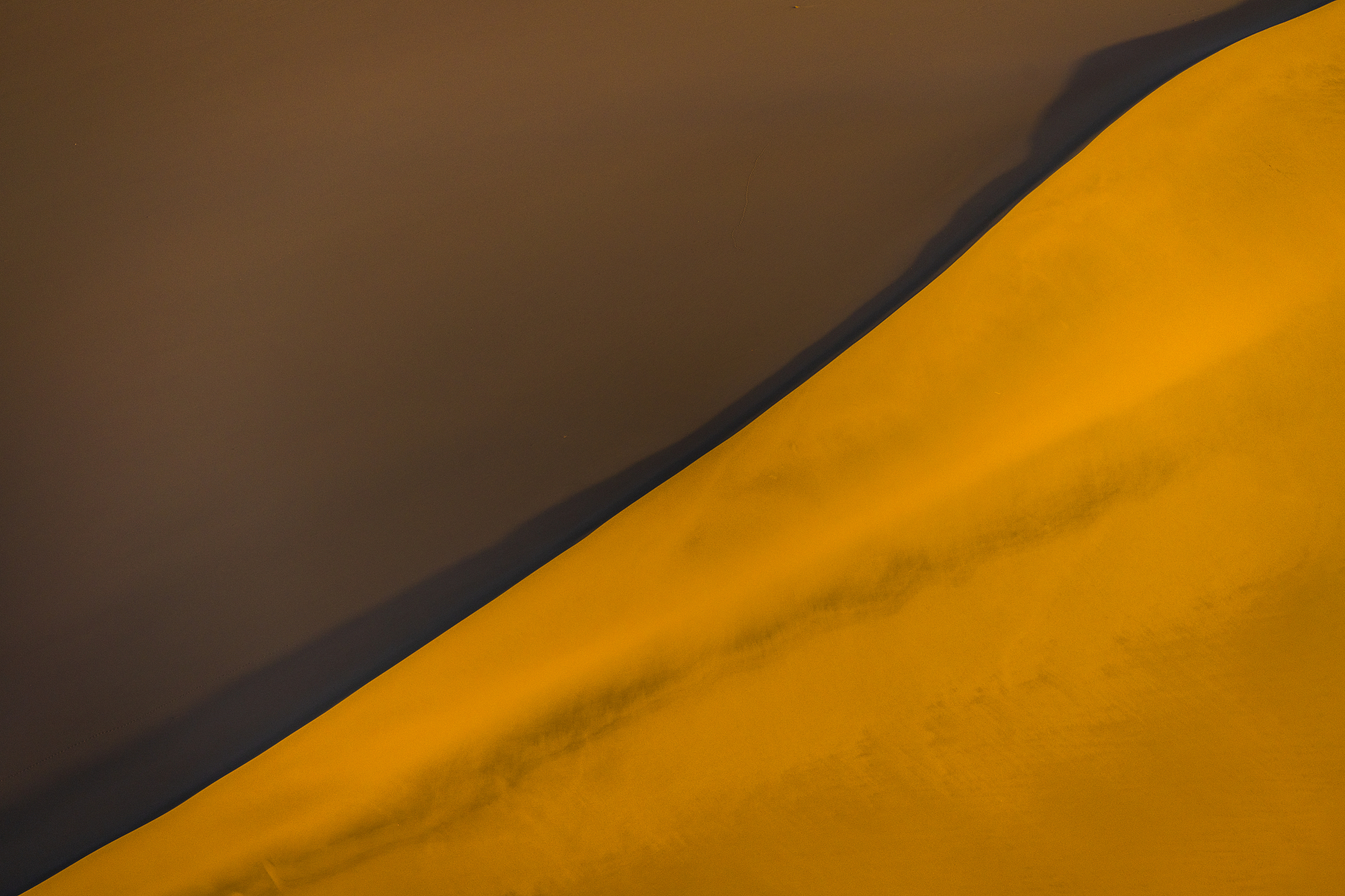 新月形沙丘的形成原因与特征