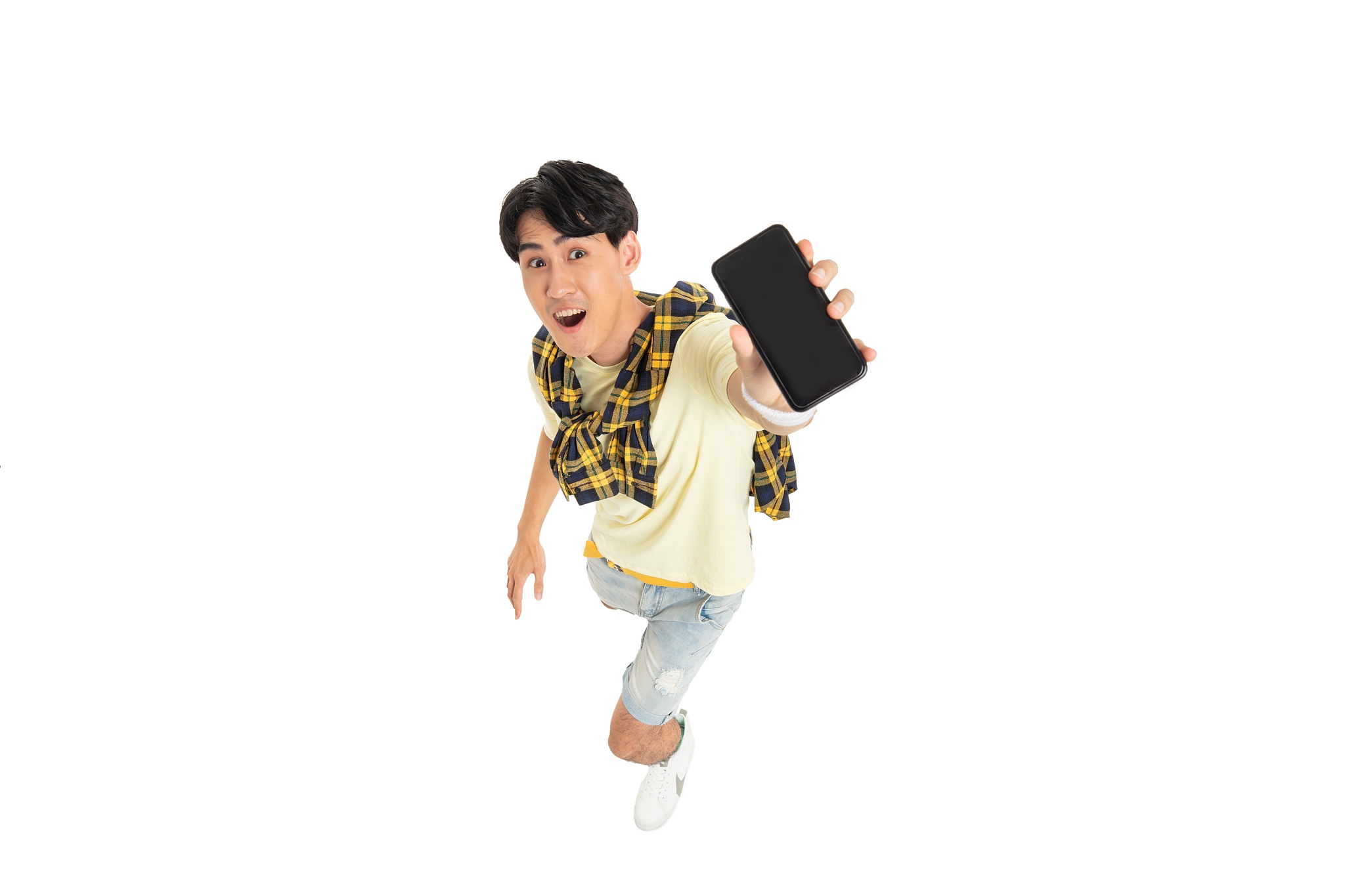 仰着头的年轻男生