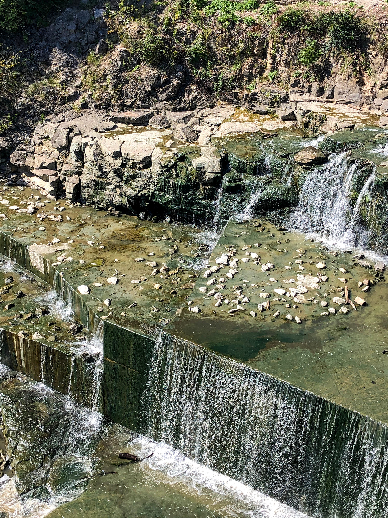 瀑布与急流安全评估：位置、速度计算与水文分析
