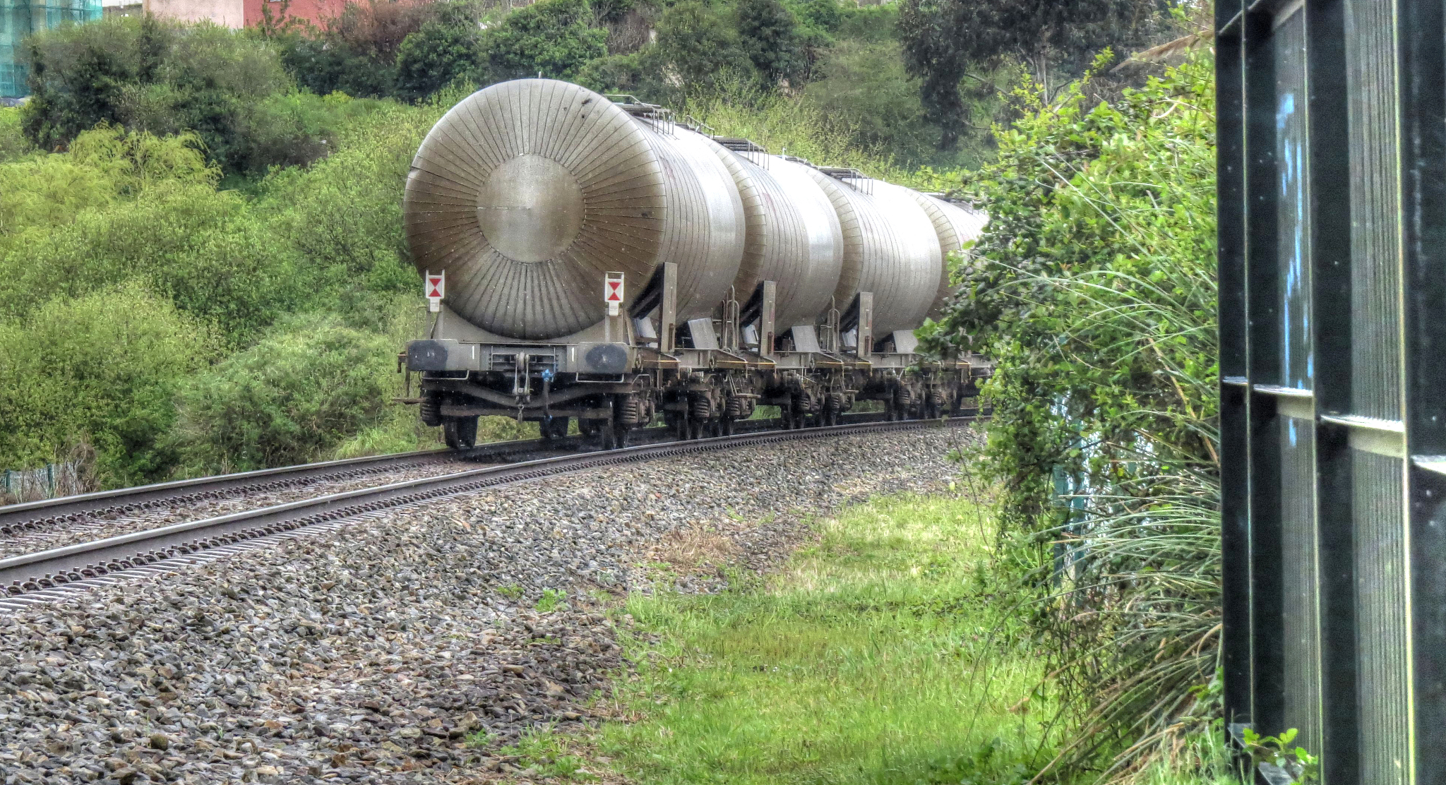 封闭的列车就如一发炮弹怎么理解回答加拓展。