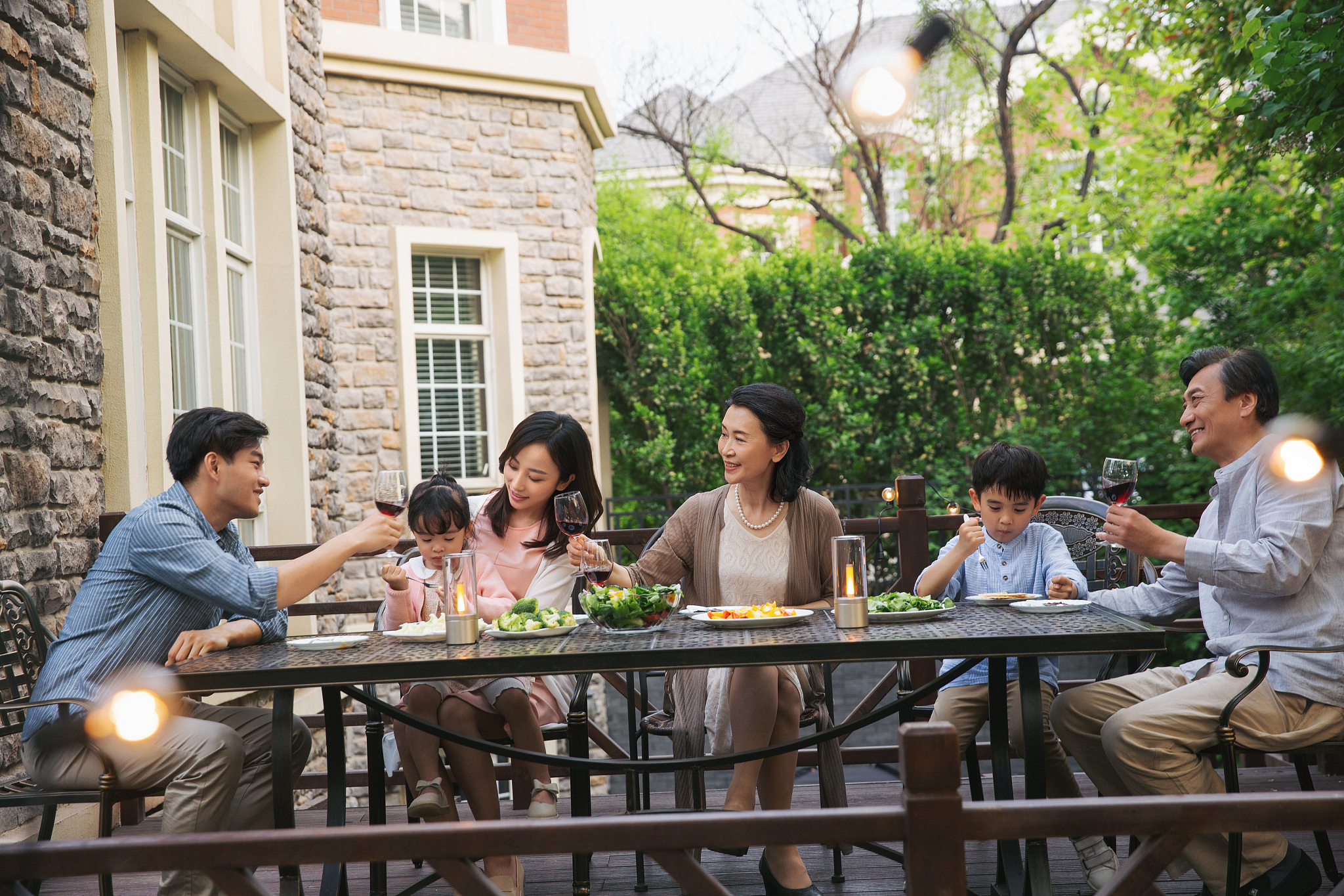 庭院欢聚：阳光明媚，好友相伴，共度美好午后
