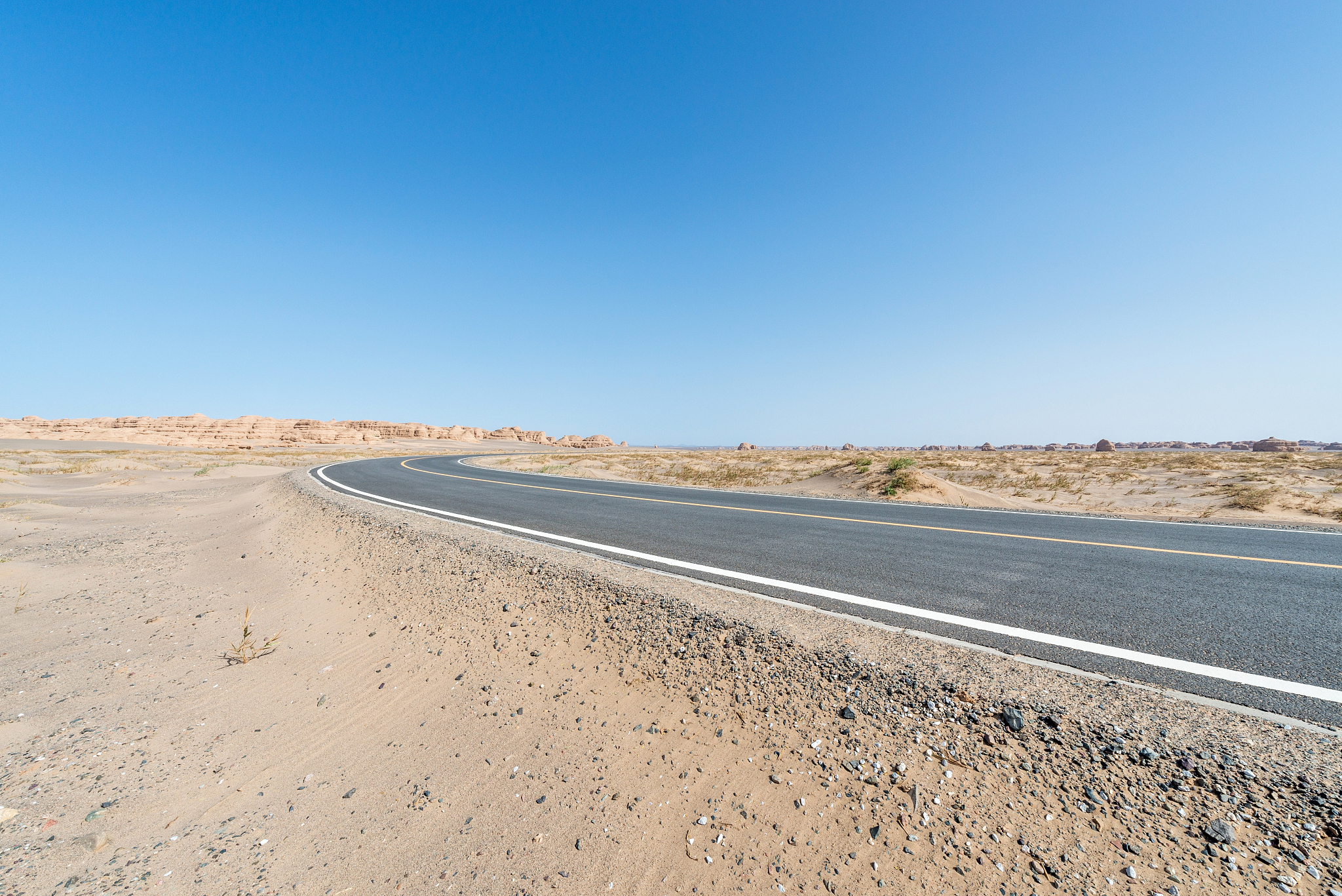 世界最孤独公路：中国耗资370亿穿越三大沙漠，为何却无人敢走？