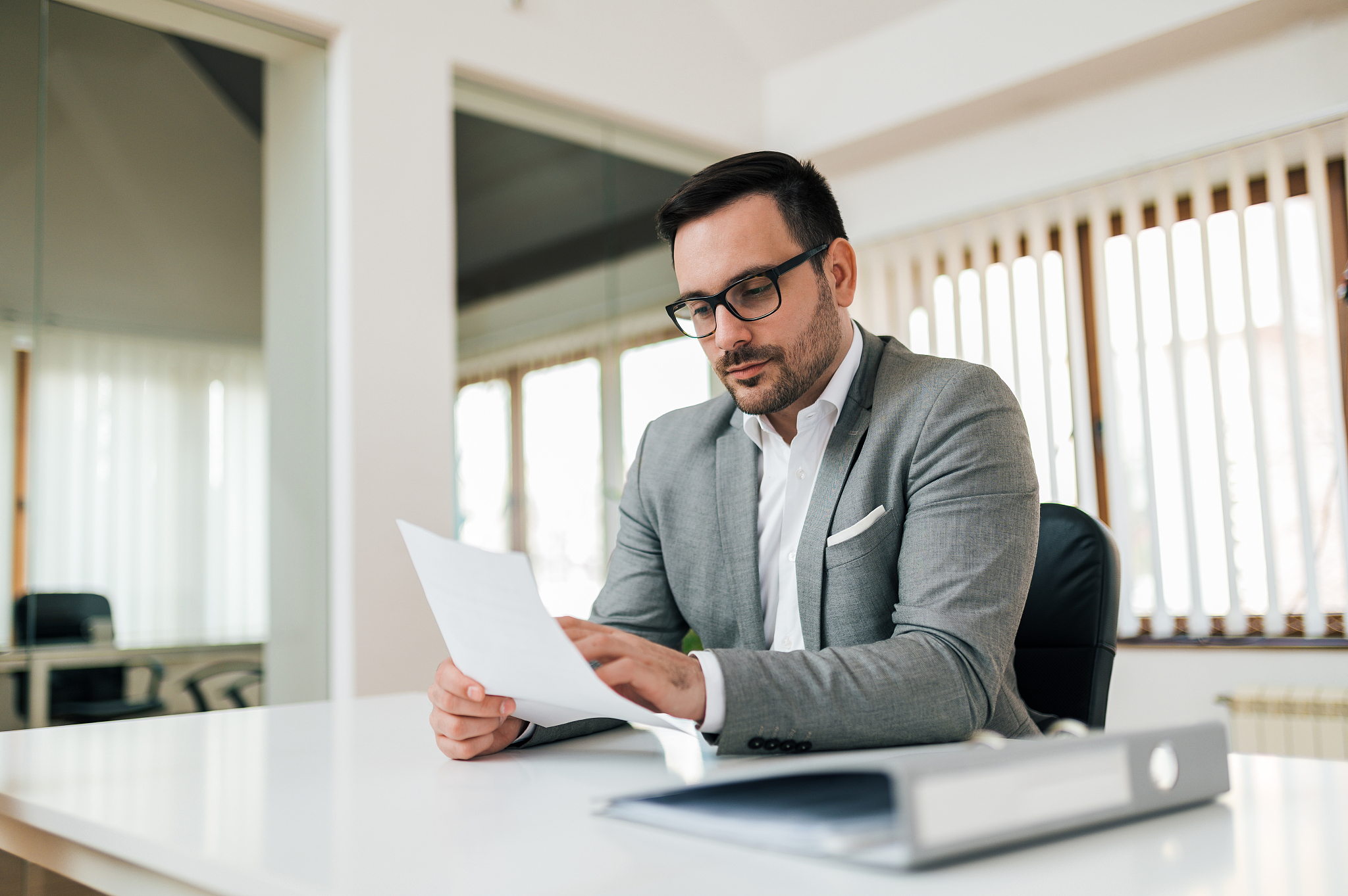 帮我想两个读书报告会的主题。要求为主题由八个字组成对仗工整。