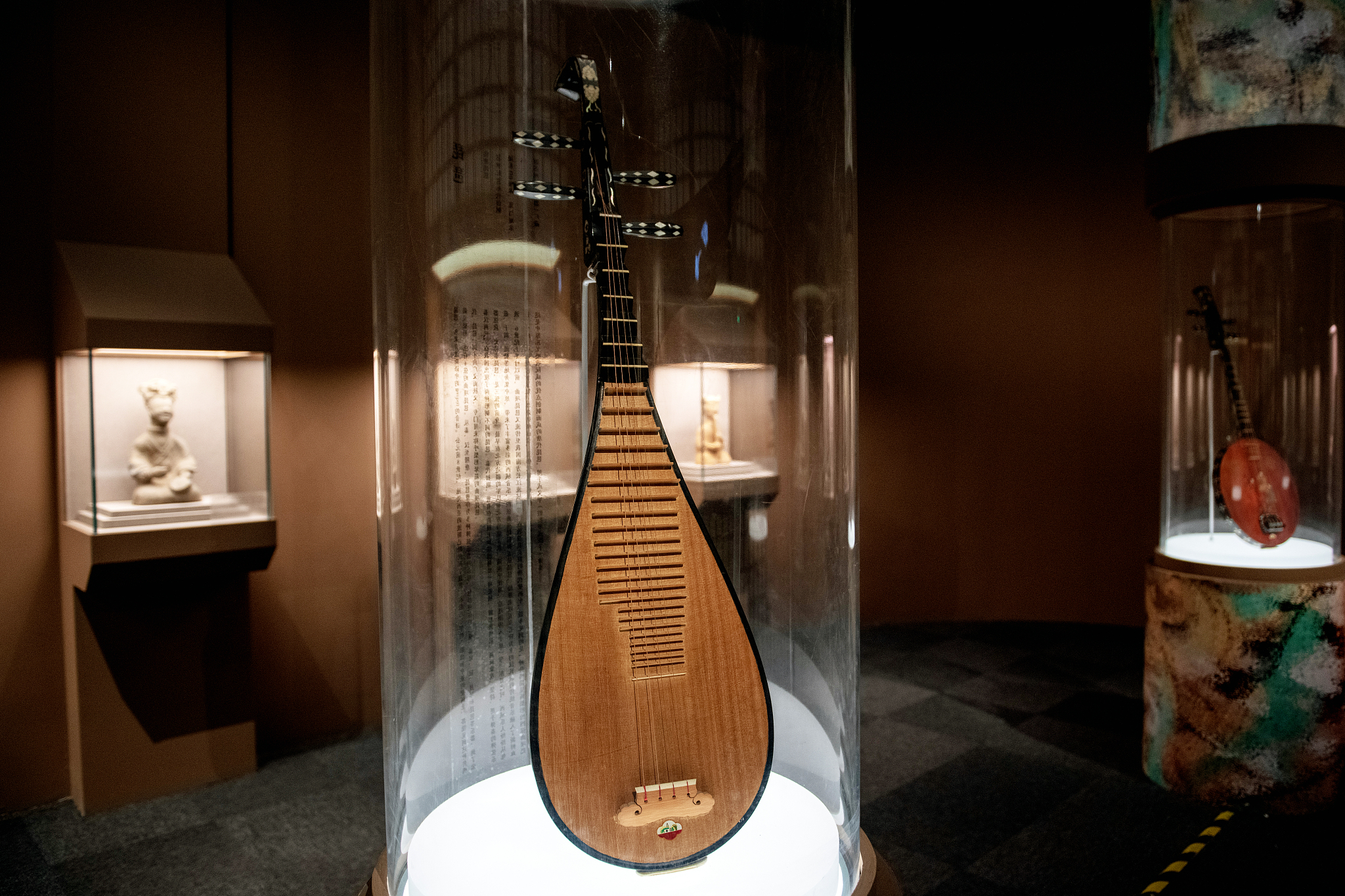 扮演一名音乐博主的口吻写篇字数不少于1000字气韵生动：中国古典音乐中的音乐表现手法和艺术特点的文章要有和读者互动语句重新编写个标题