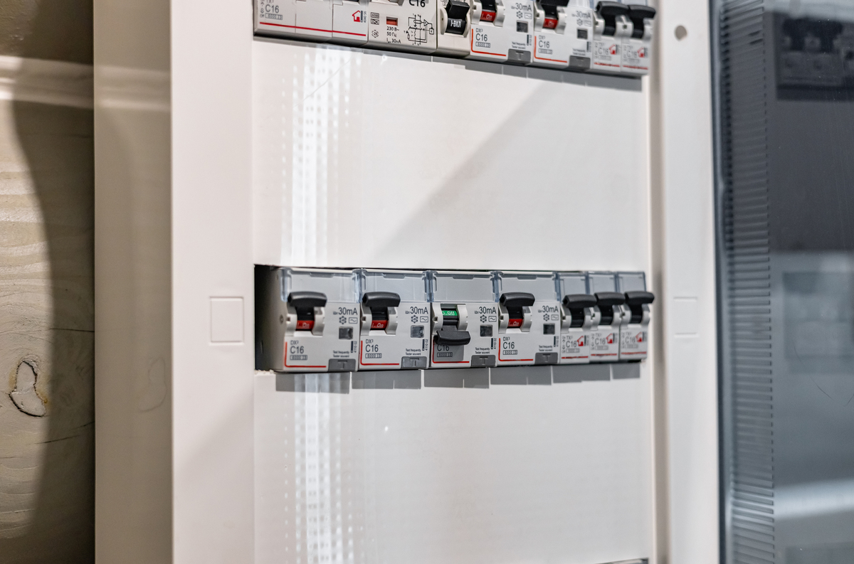 双电源自动切换开关：PC极和CB极对比