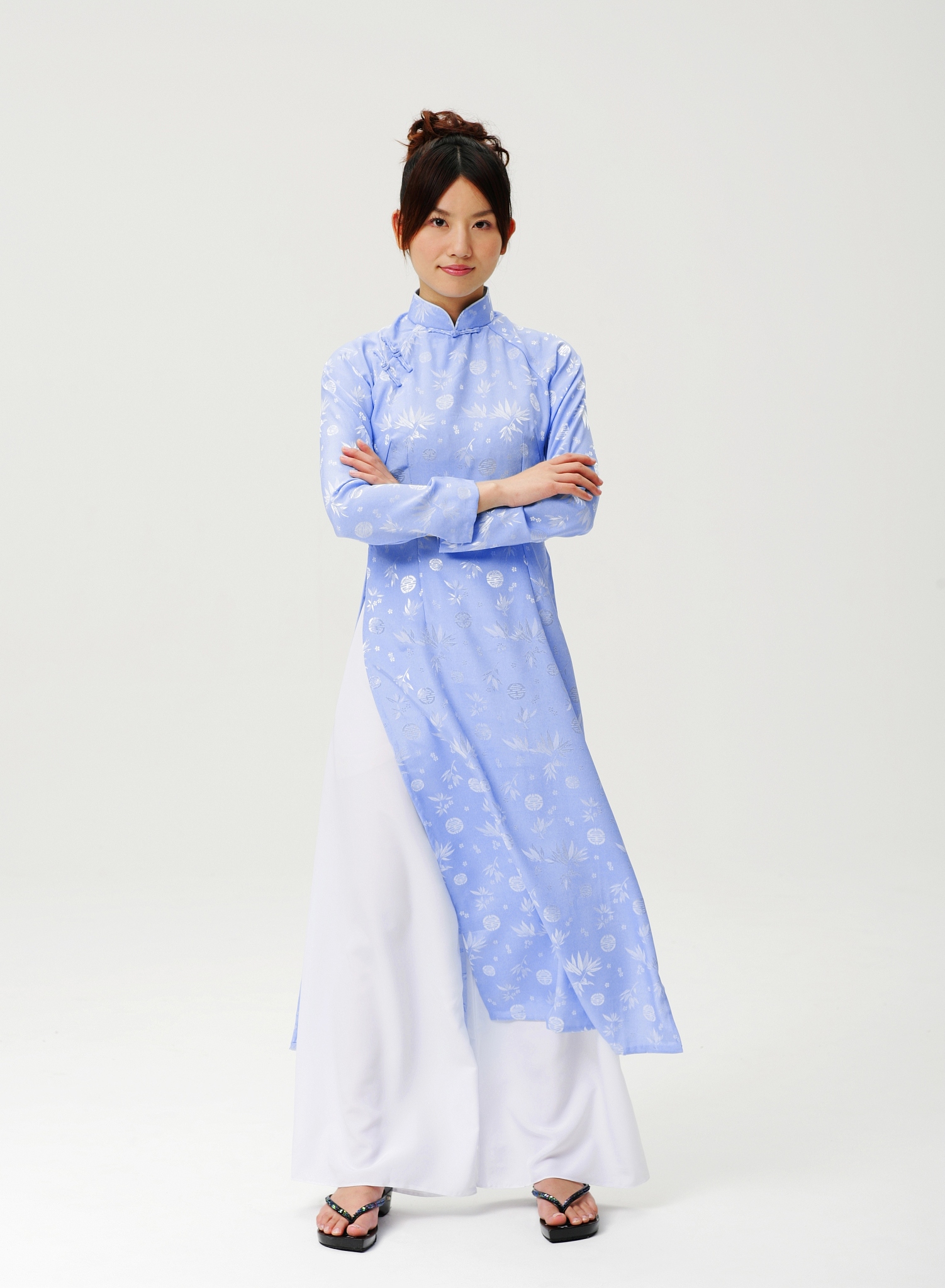 用英文翻译下面的话 一位穿着红色汉服的女孩子身材婀娜面容清秀身上的汉服是由红色绸缎制成精致的绣花图案让人不由得想起了古代美人的风采。她头上戴着一朵鲜艳的花朵花瓣细腻色彩鲜艳仿佛是与她的红色汉服相得益彰。 她的发饰也是极为精美的由珠子、金丝、绸带等材料组成既不失华贵又不失清新。她的眼神清澈明亮仿佛能够透过人心。她的嘴唇微微上扬似乎在微笑给人一种亲切的感觉。 身边的男孩子穿着一件蓝色汉服看上去非常