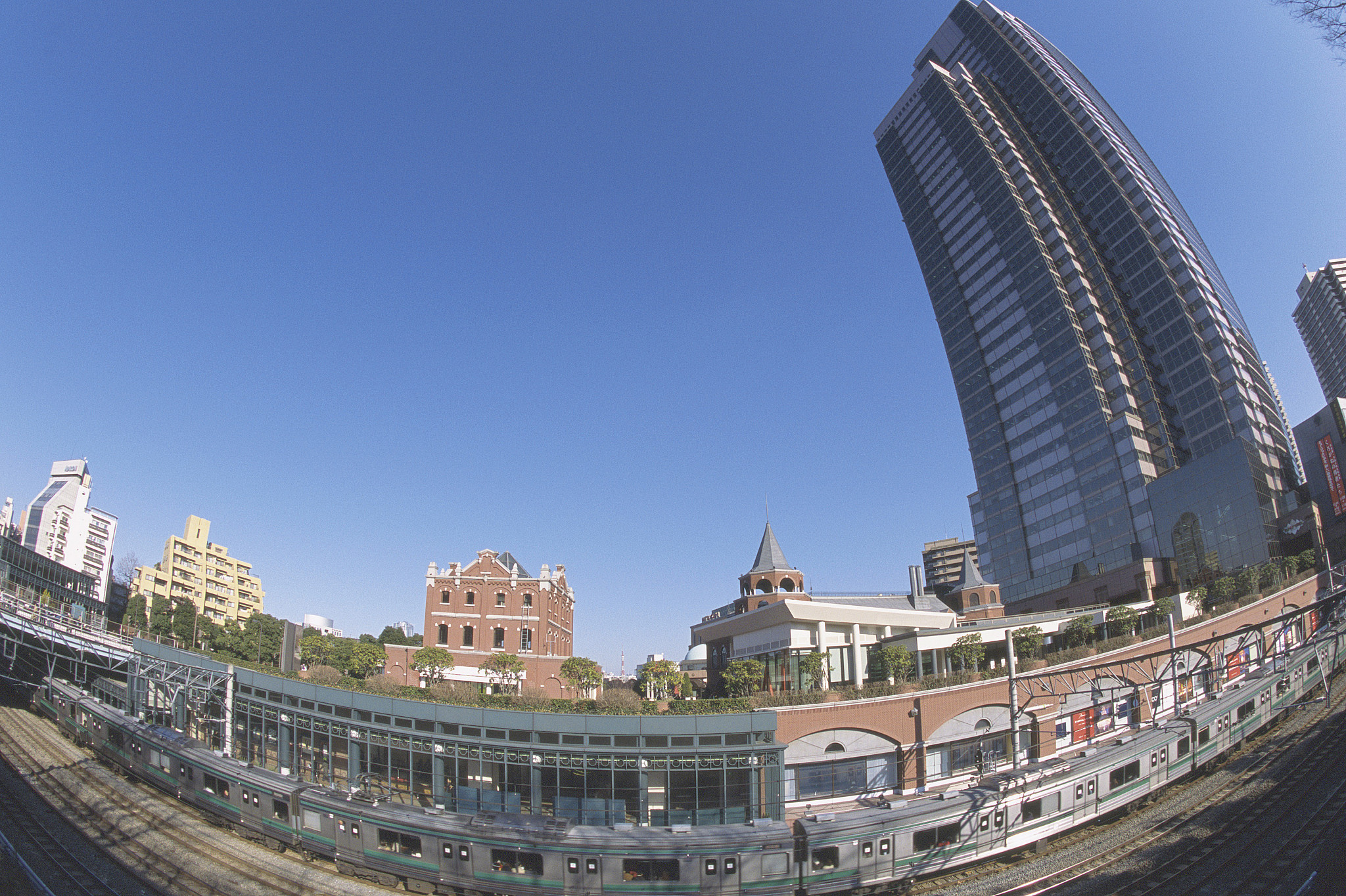 昆明酒店最集中的地段是哪里用230字帮我详细描述