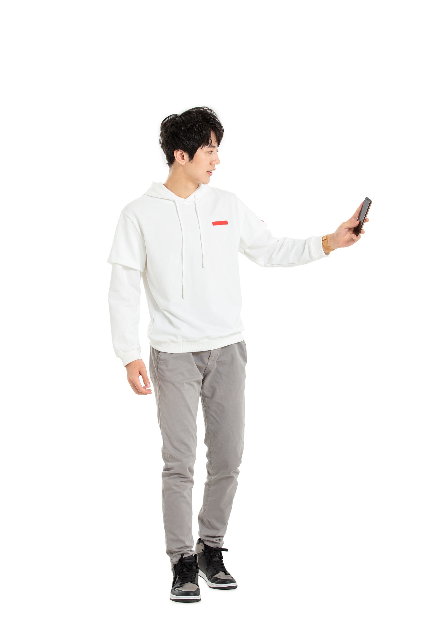 使用手机进行移动支付的年轻男生