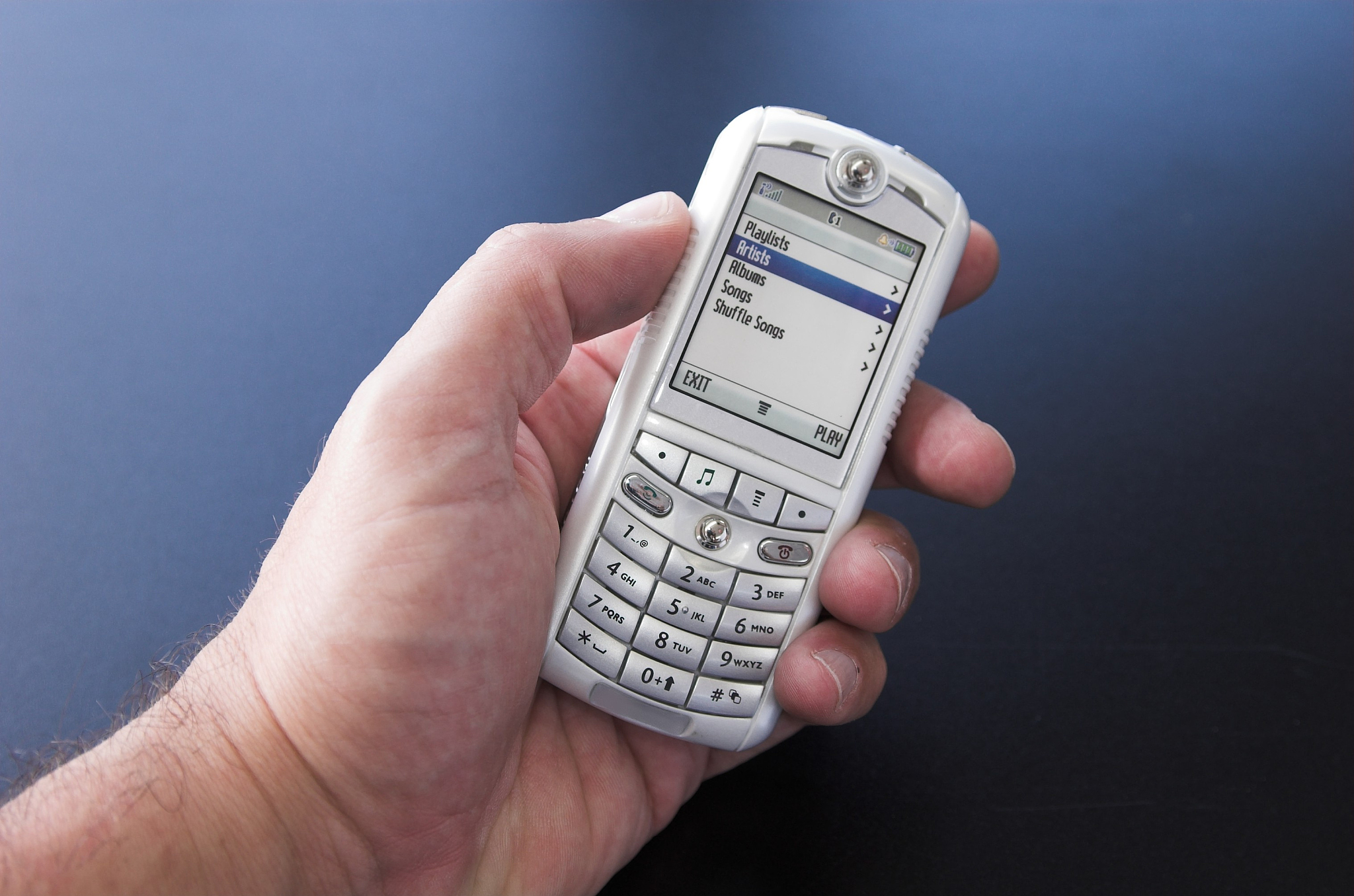 用一个6岁小朋友的视角写一篇英文短文长度12句内容包含time、call、mobile、way、city、on my way、