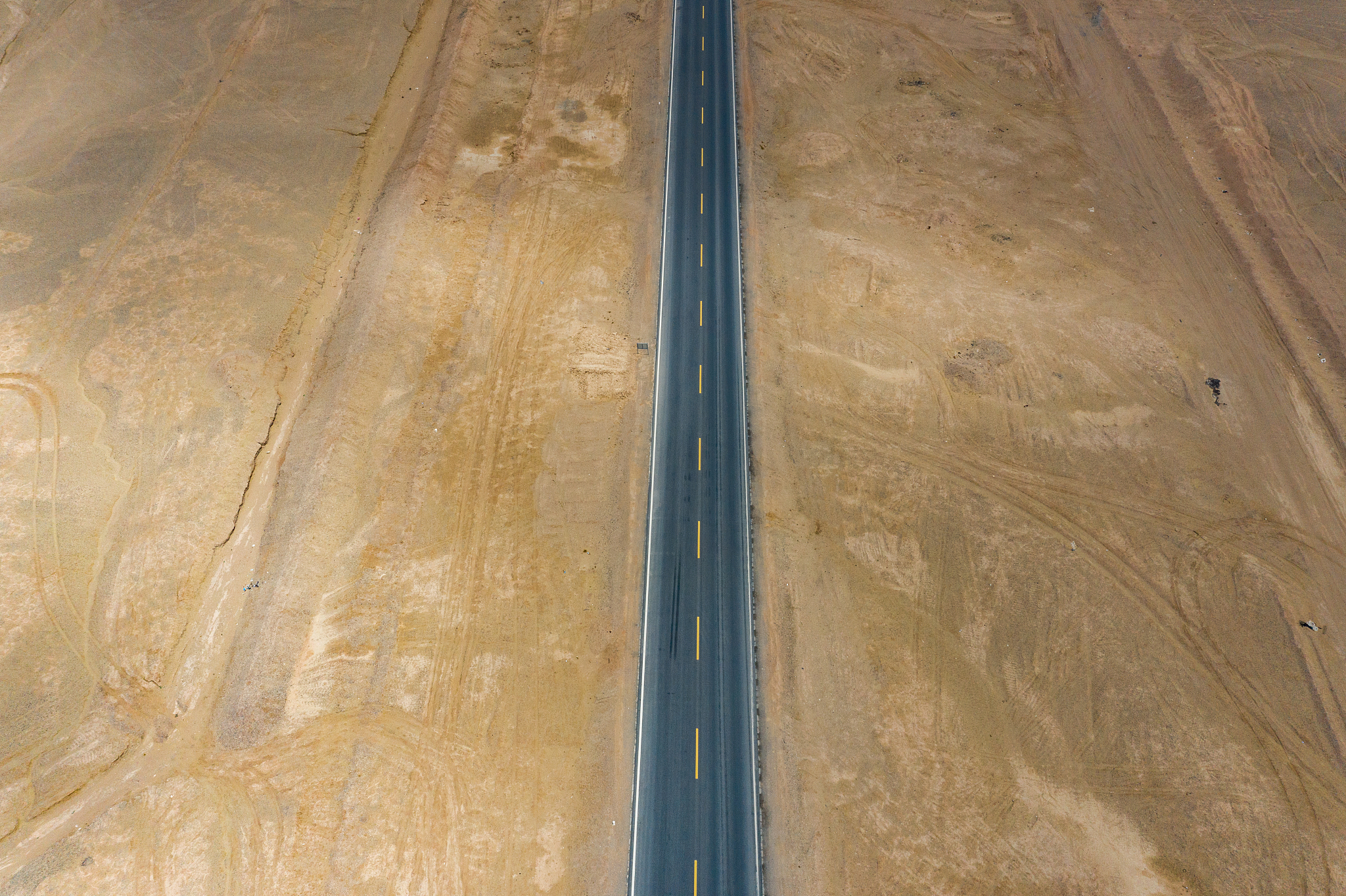 改进所提供文本的拼写、语法、清晰、简洁和整体可读性同时分解长句减少重复并进行扩写： 本文以高速公路XM-TJ1标合同段作为研究背景运用理论与实际工程案例相结合的方法旨在探讨高速公路建设项目质量管理模式内涵及其可靠性和可靠性标准进行分析力争模型构建合理资料真实结论科学。