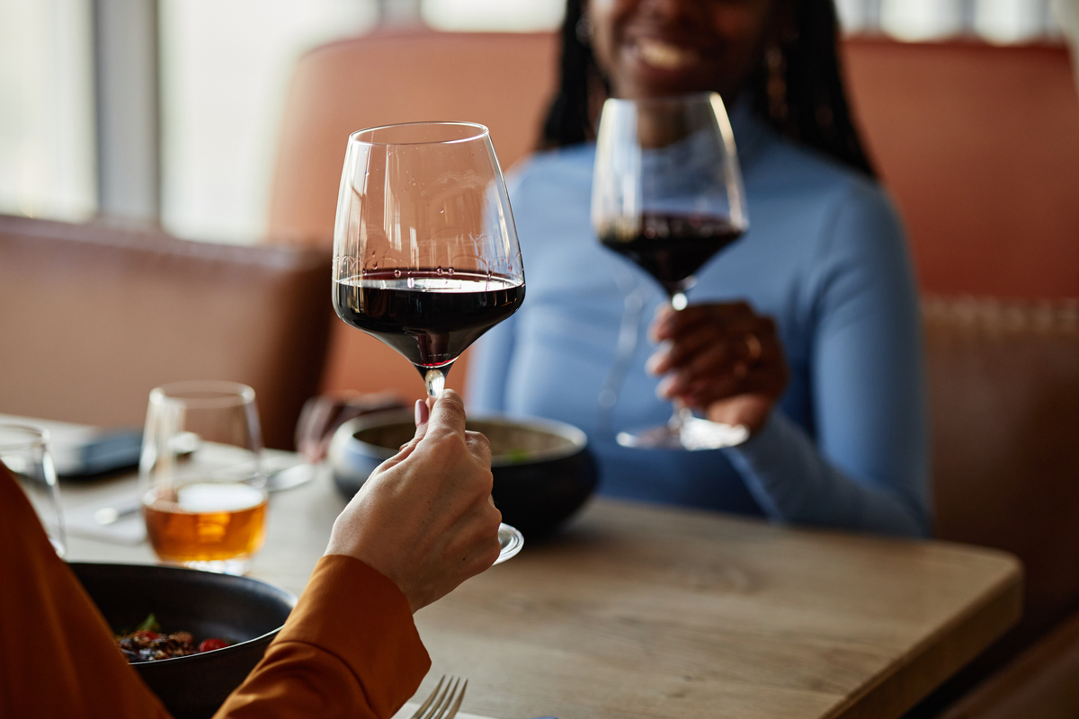 酒水宴请等能快速增进关系吗？