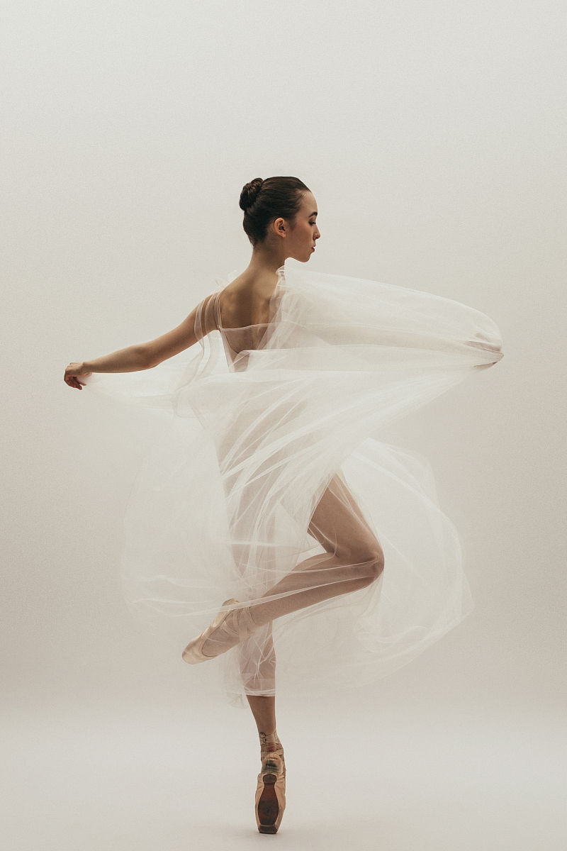 1 舞者的身体技巧与舞蹈动作表现《天鹅湖》的舞者需要具备非常高的身体技巧如柔韧性、力量和平衡等方面。他们通过舞蹈动作的表现来展现人物性格和情感例如在《天鹅之舞》中天鹅公主的舞蹈动作体现了她的优雅和自由而黑天鹅的舞蹈则表现了她的邪恶和自负。2 芭蕾舞音乐的运用及舞蹈节奏《天鹅湖》的音乐是芭蕾舞中的重要组成部分它为舞蹈提供了节奏和情感的支持。在该作品中音乐的运用非常巧妙例如第二幕中的舞蹈音乐为舞者提供