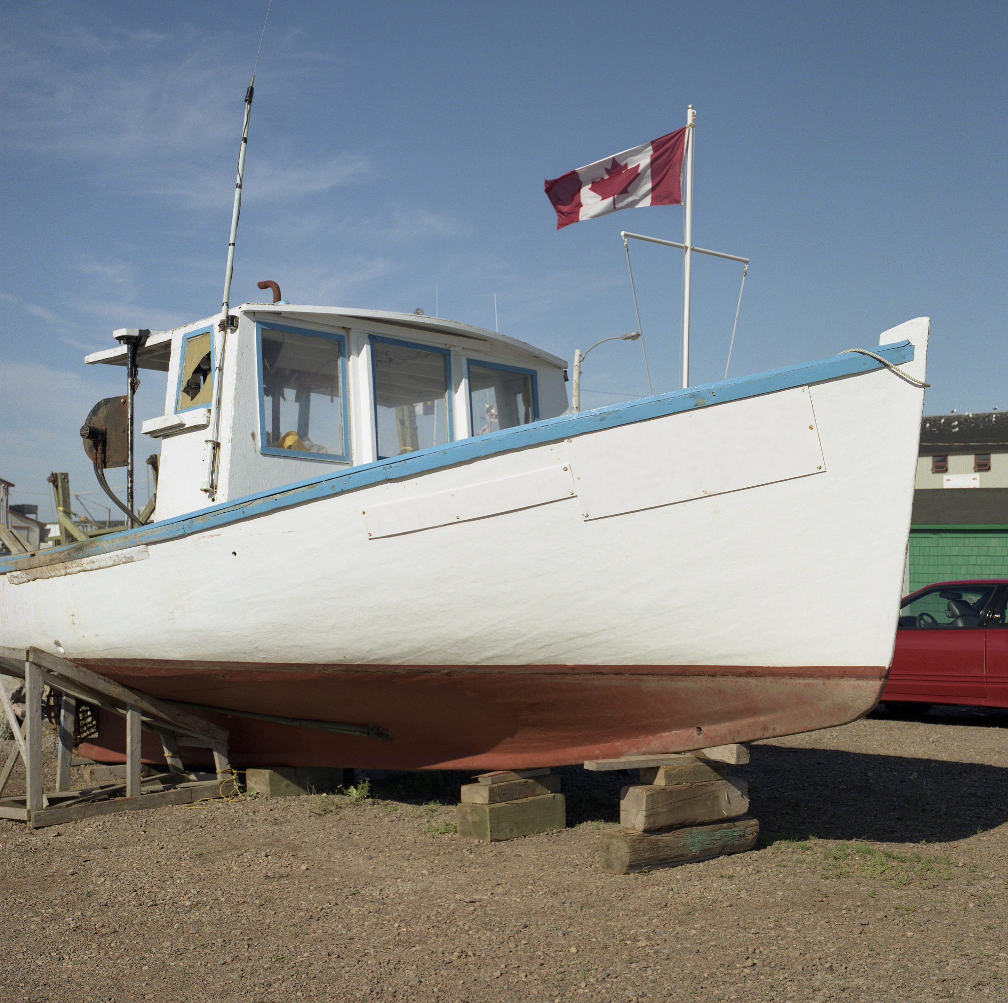 英文翻译具有学术风格多用高级词汇不要漏翻译：1 帆船价格主要与帆船本身的特征参数有关而售卖地区的经济收入水平次要影响帆船价格具有地区效应。 	 Monohulled Sailboats	Catamarans 使用random forest对价格模型对影响价格的因素进行重要性分析易得出最影响二手Monohulled Sailboats价格的三个因素分别为为LOALWL和Displacement。