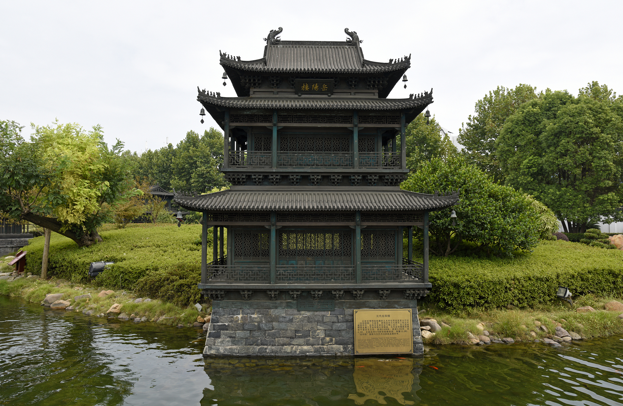 模仿滕王阁序写一篇汉阴县的龙岗阁序