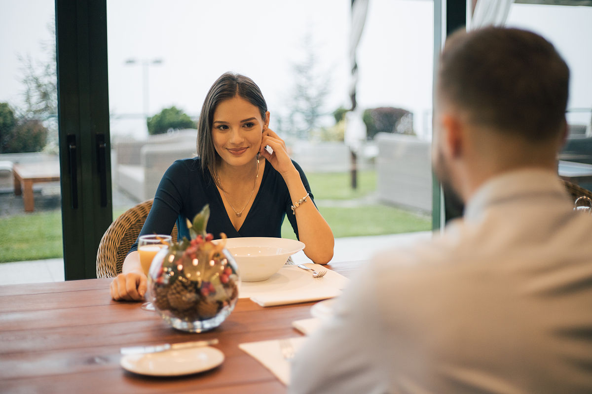 你将扮演学习英语的学生，正在写“英语两位女生对话，角色：客人、服务员，其中客人的对话多一些，场景是餐厅对话”词汇数量1000个左右